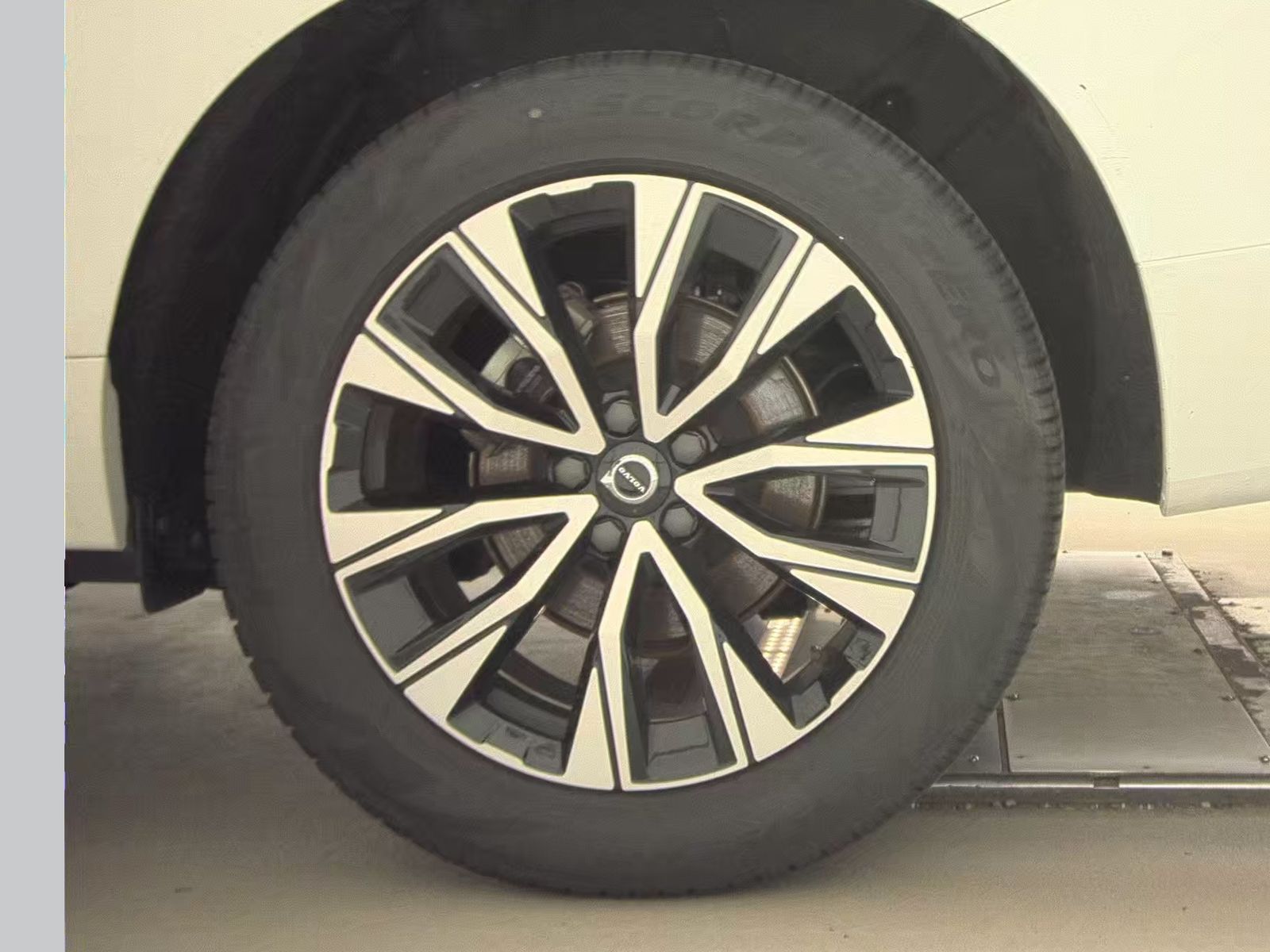 2025 Volvo XC60 B5 Plus AWD