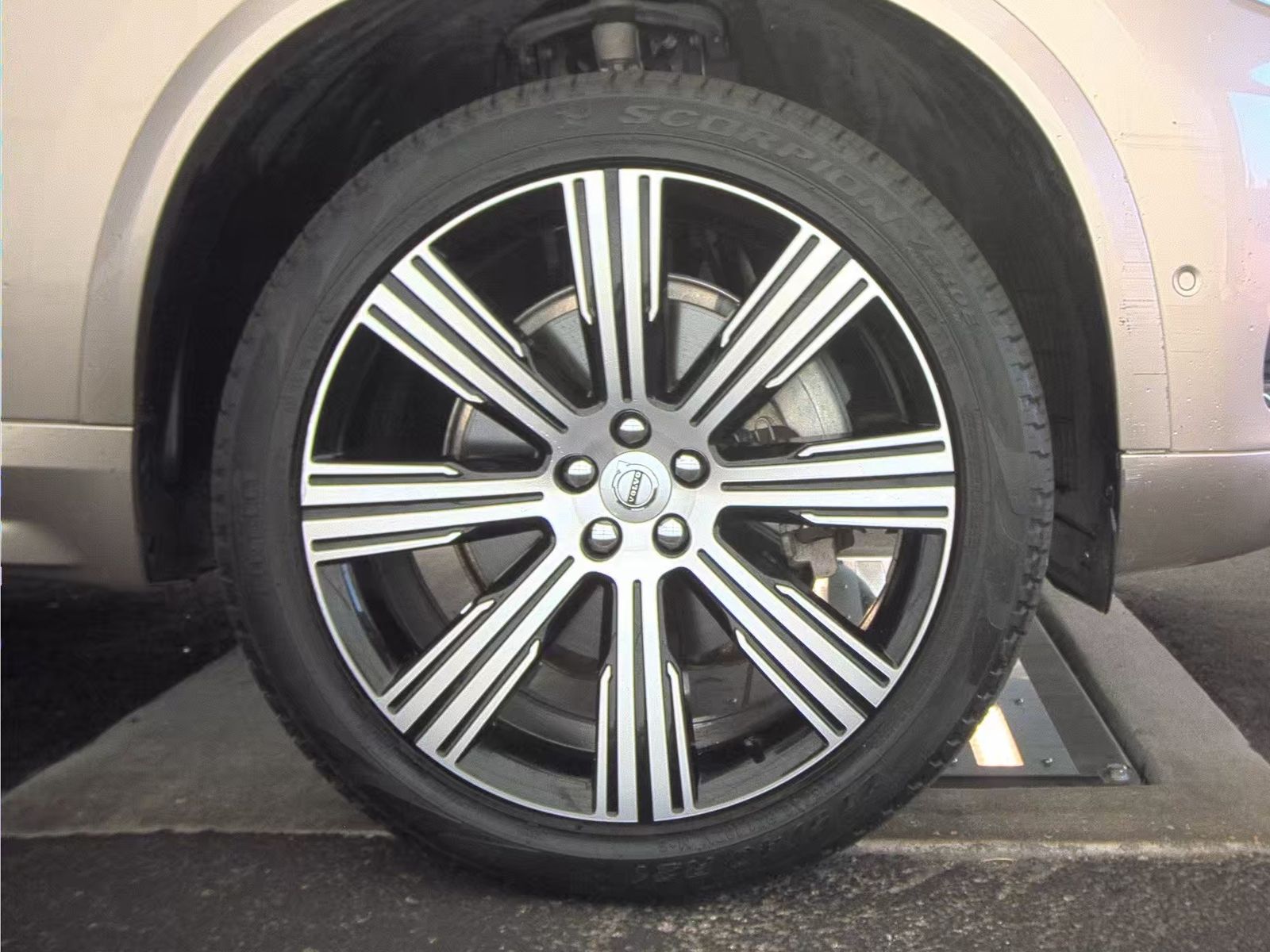 2024 Volvo XC90 B5 Plus AWD