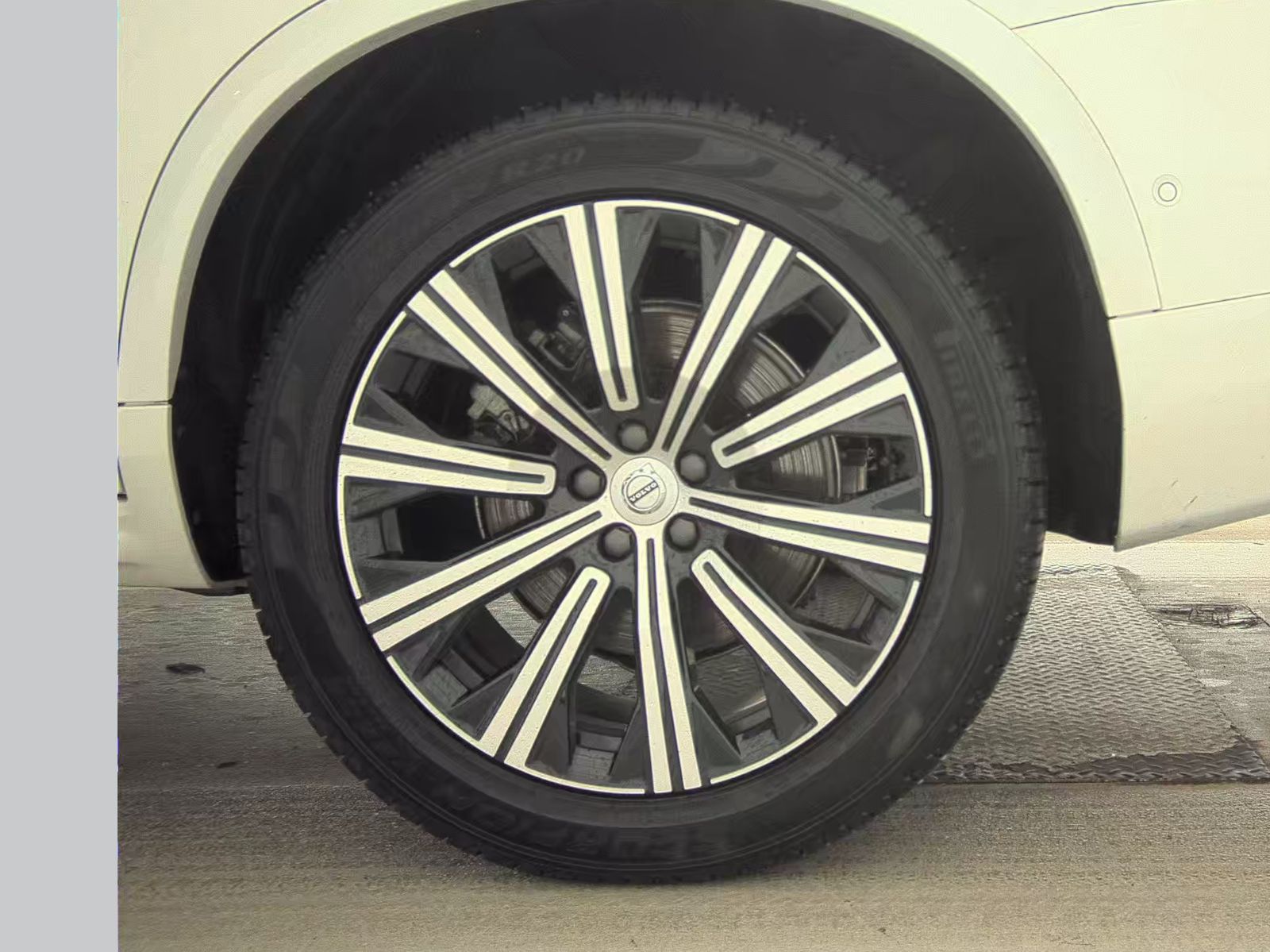 2025 Volvo XC90 B5 Plus AWD