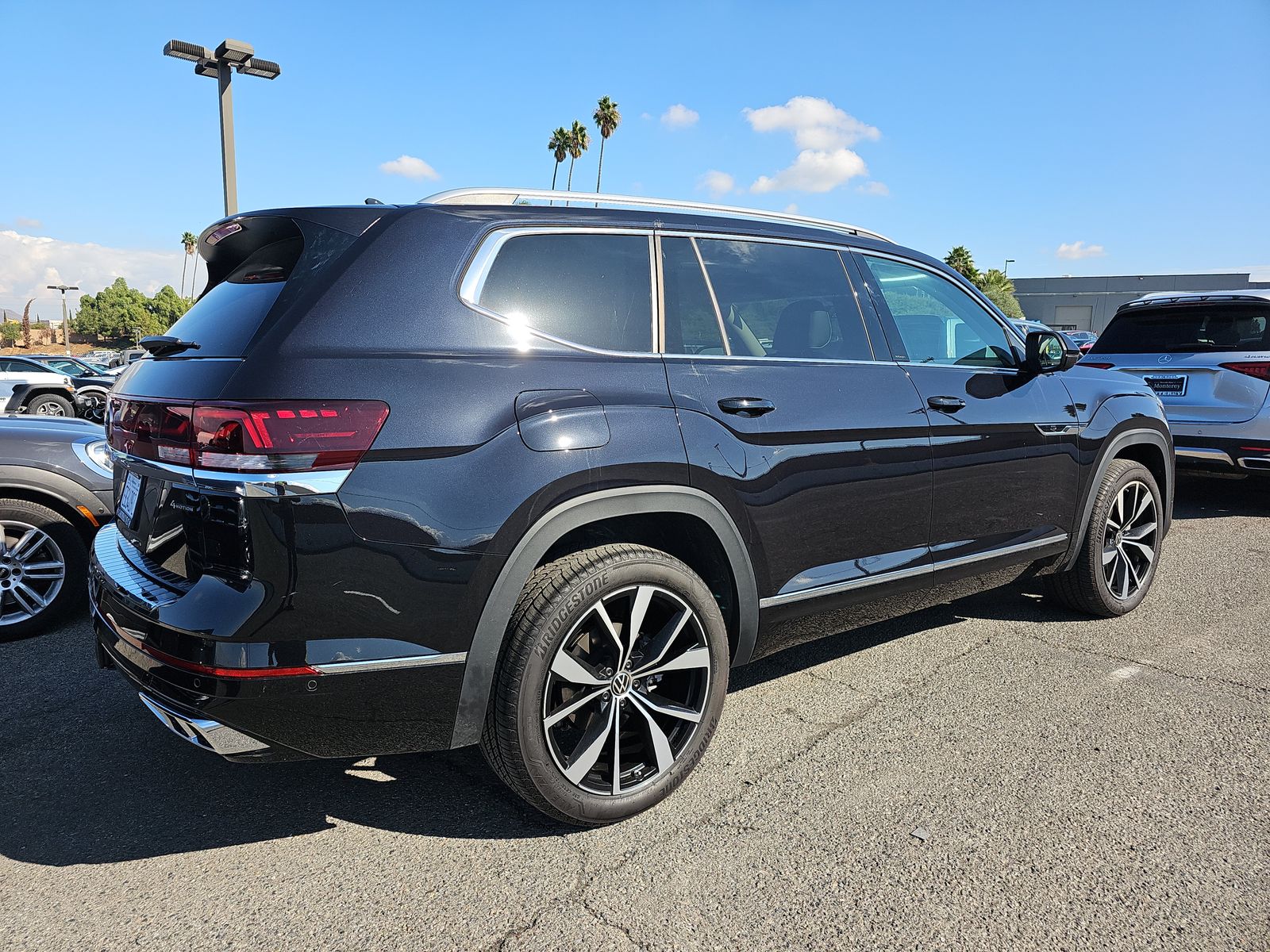 2025 Volkswagen Atlas 2.0T SEL Premium R-Line AWD