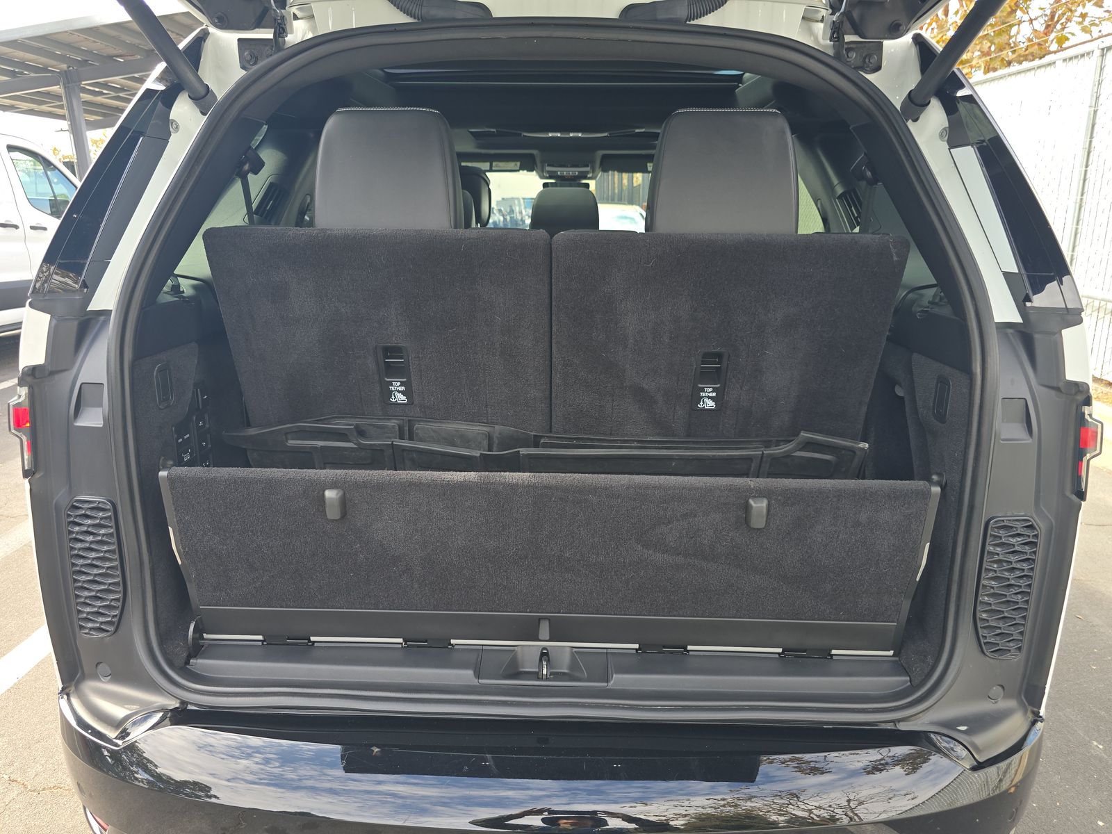 2023 Land Rover Discovery Metropolitan Edition AWD