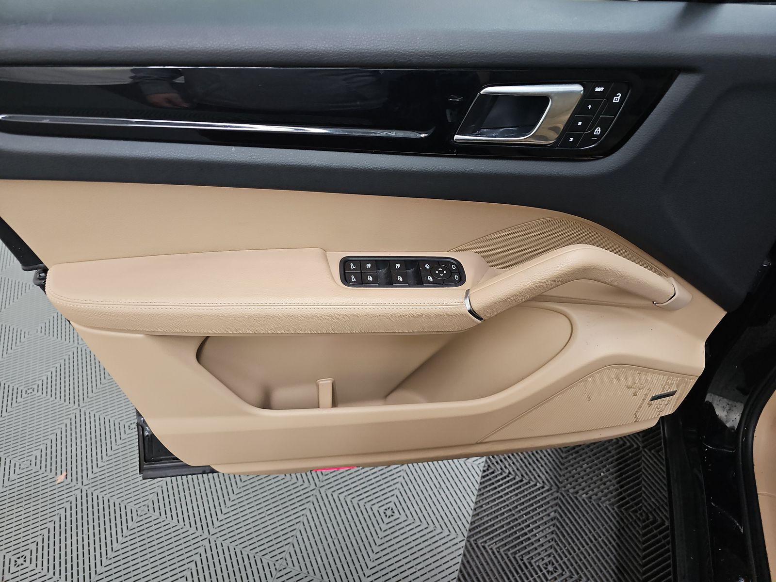 2023 Porsche Cayenne Platinum Edition AWD