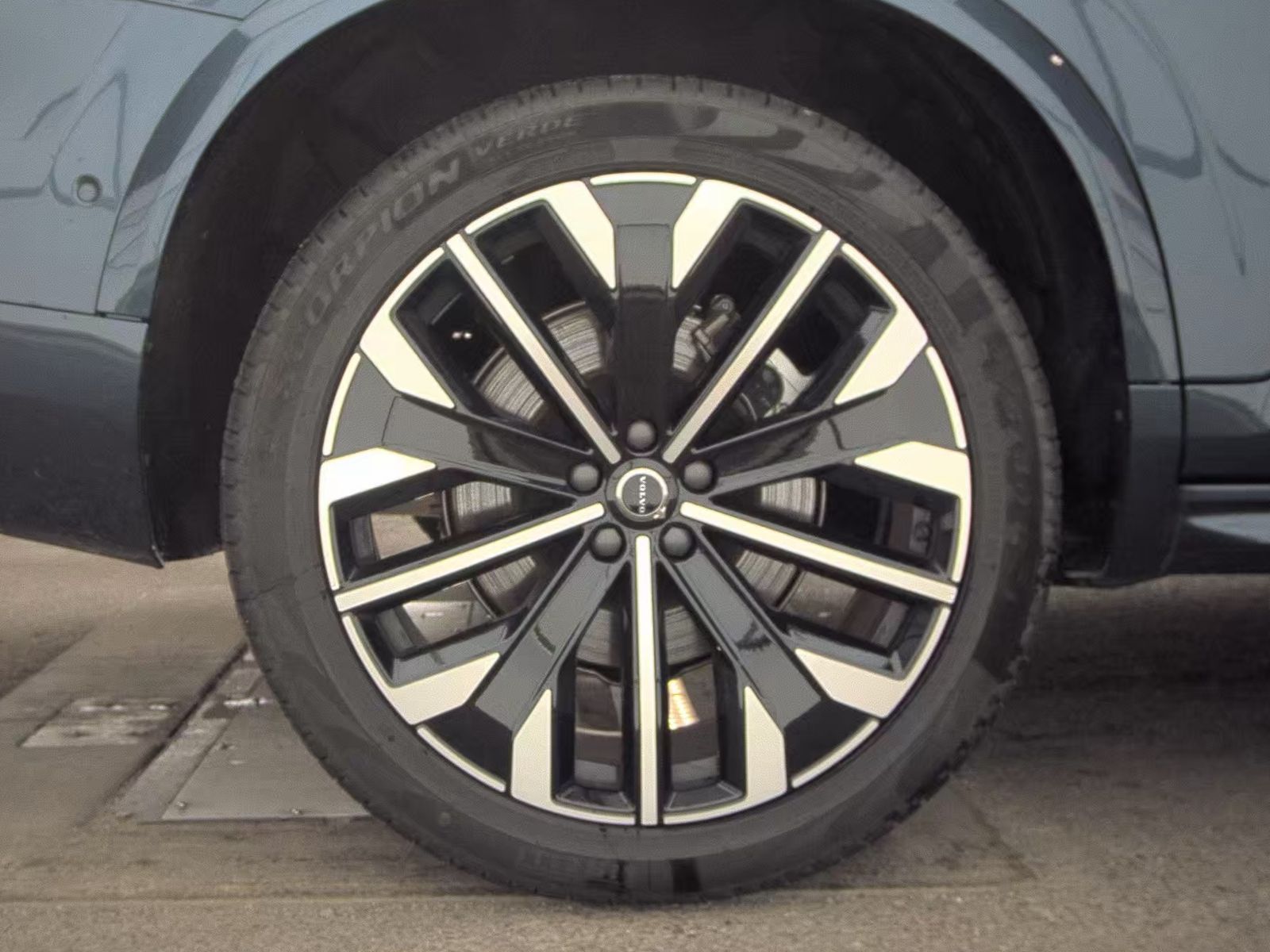 2025 Volvo XC90 B6 Plus AWD