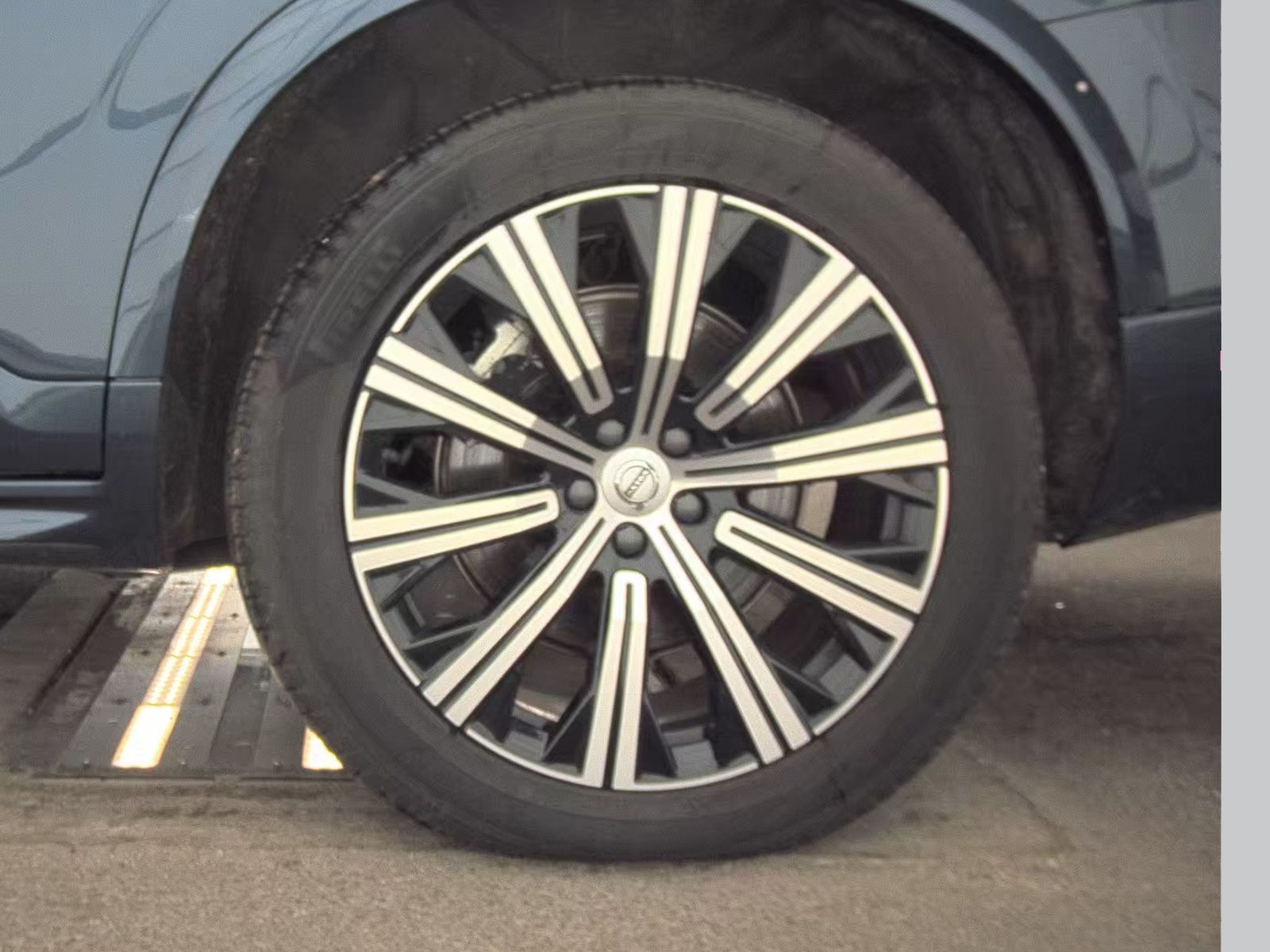 2025 Volvo XC90 B5 Core AWD