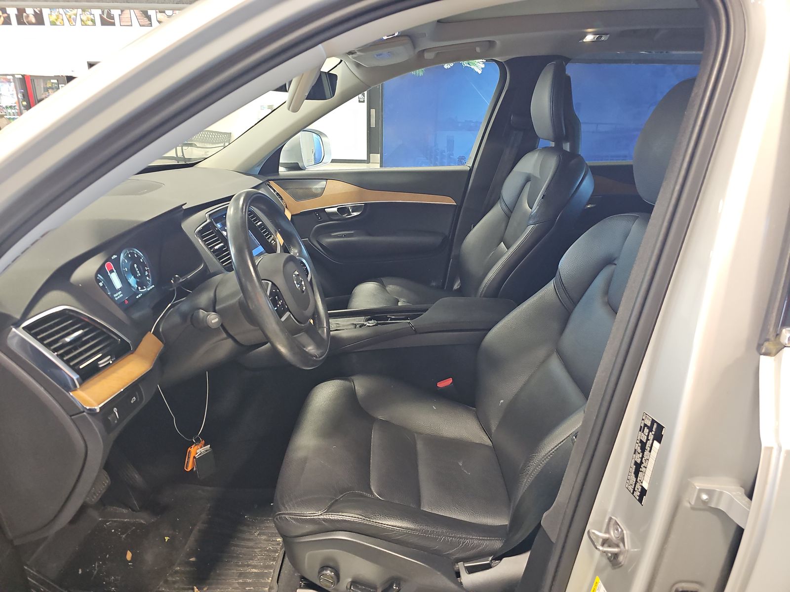 2022 Volvo XC90 T6 Momentum AWD