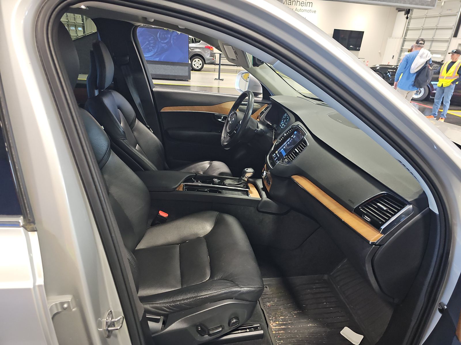 2022 Volvo XC90 T6 Momentum AWD