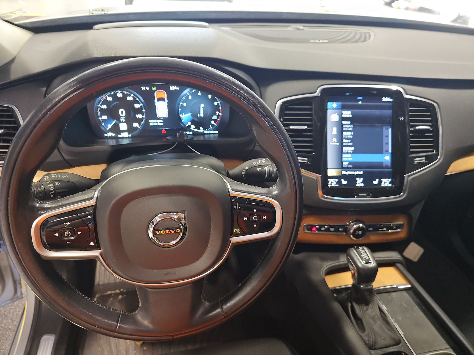 2022 Volvo XC90 T6 Momentum AWD