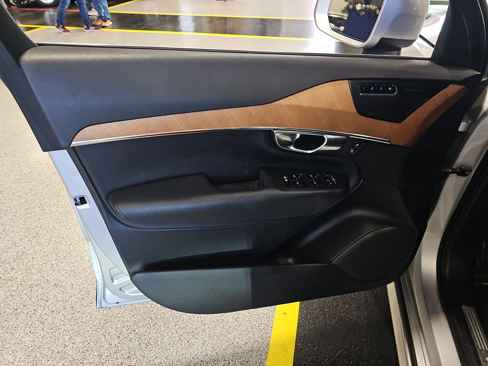 2022 Volvo XC90 T6 Momentum AWD