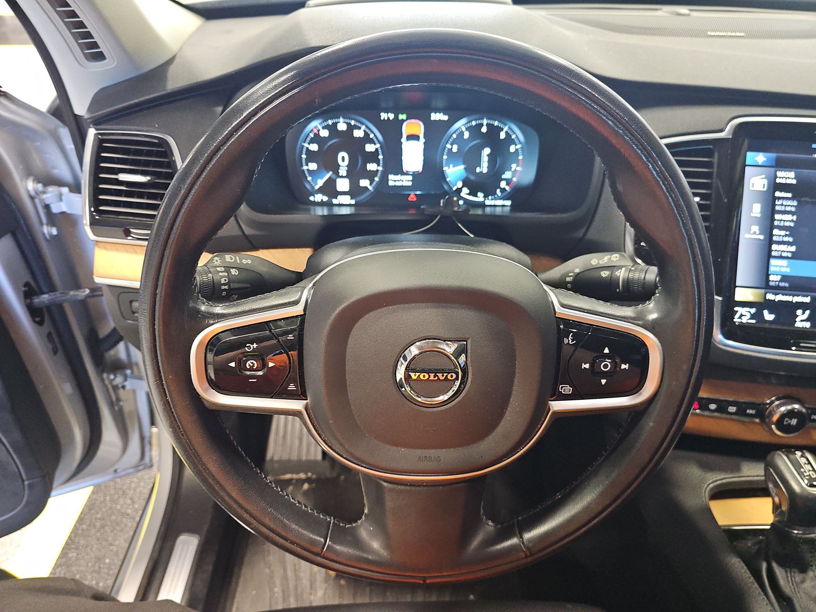 2022 Volvo XC90 T6 Momentum AWD