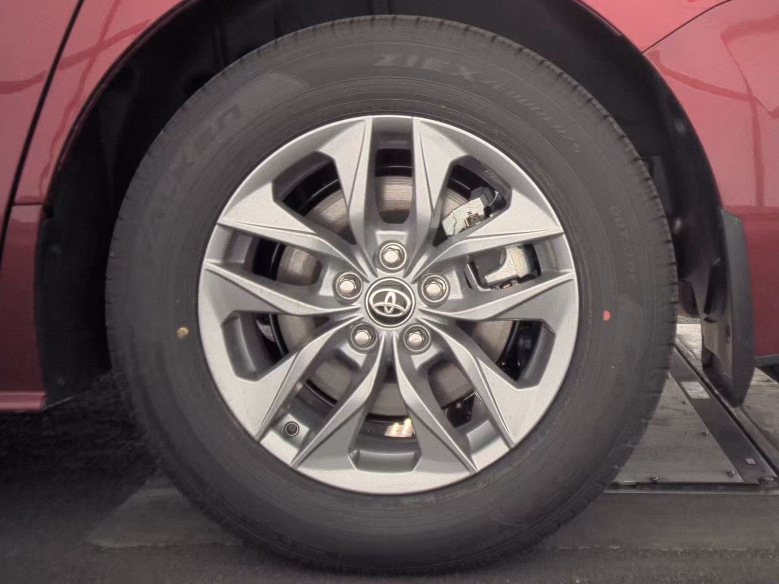 2025 Toyota Sienna XLE FWD