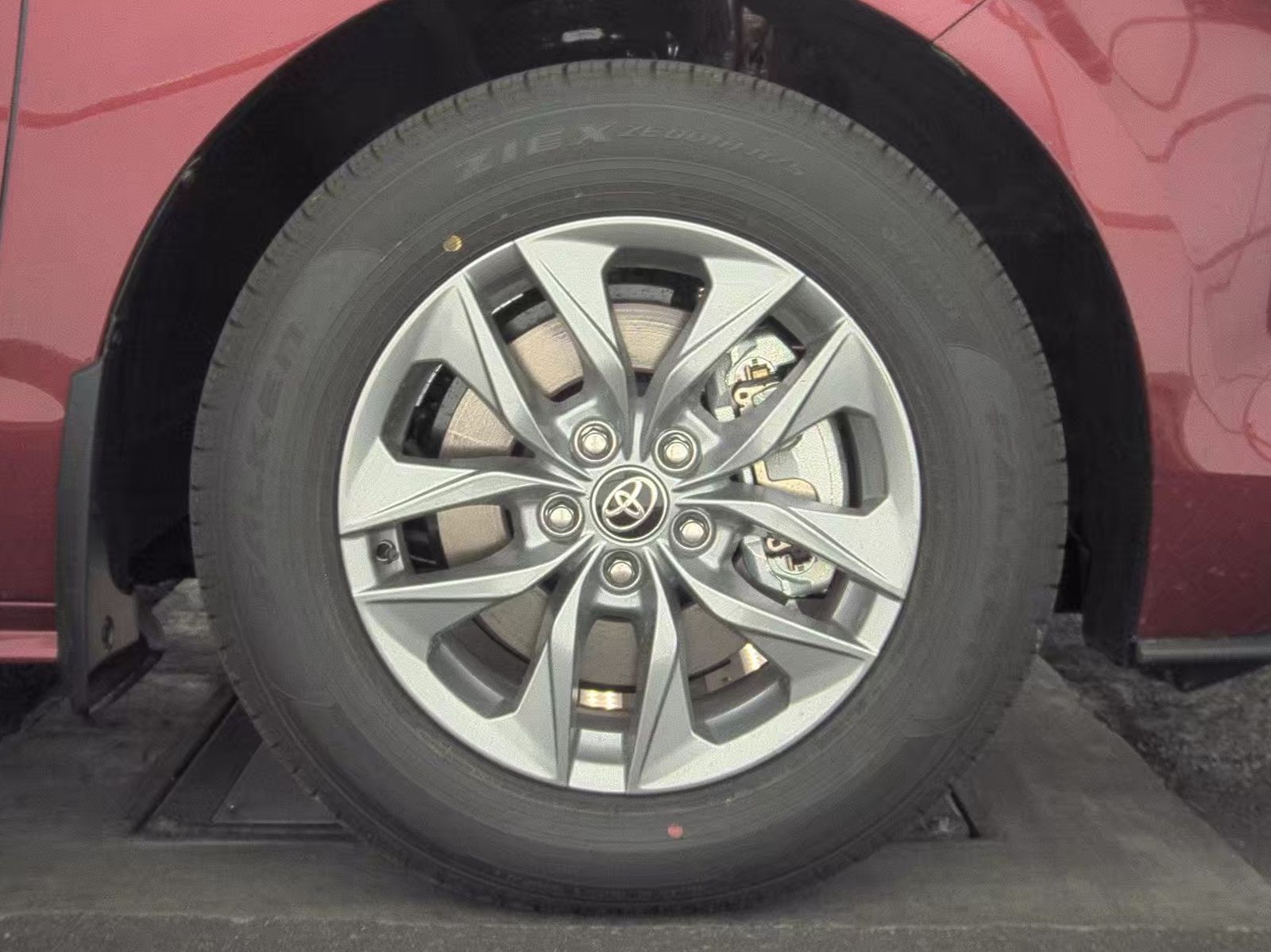 2025 Toyota Sienna XLE FWD