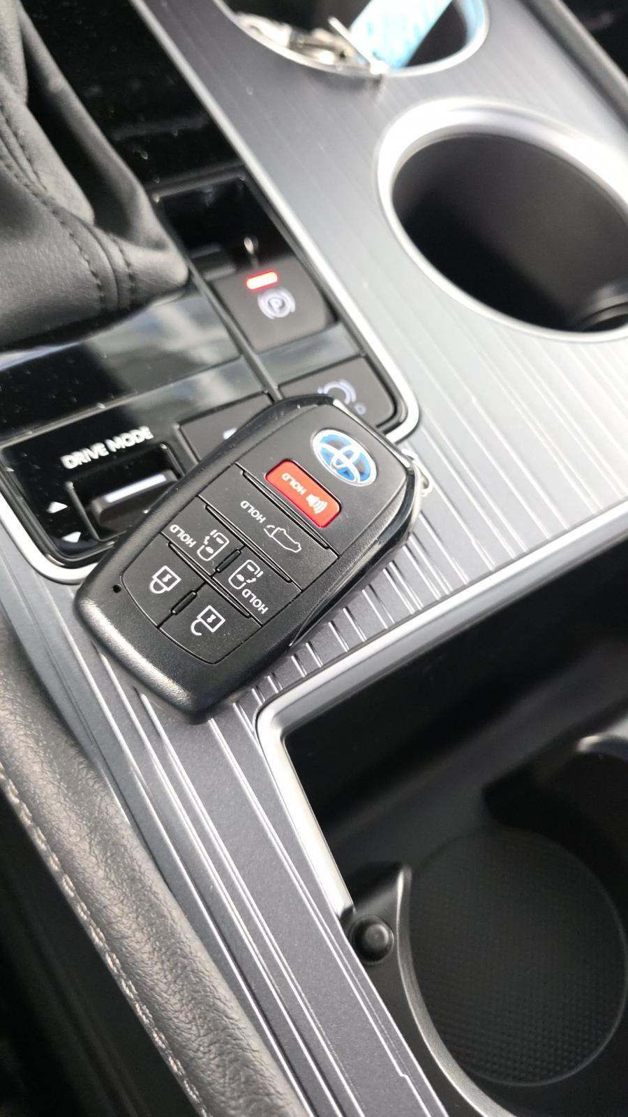 2025 Toyota Sienna XLE FWD