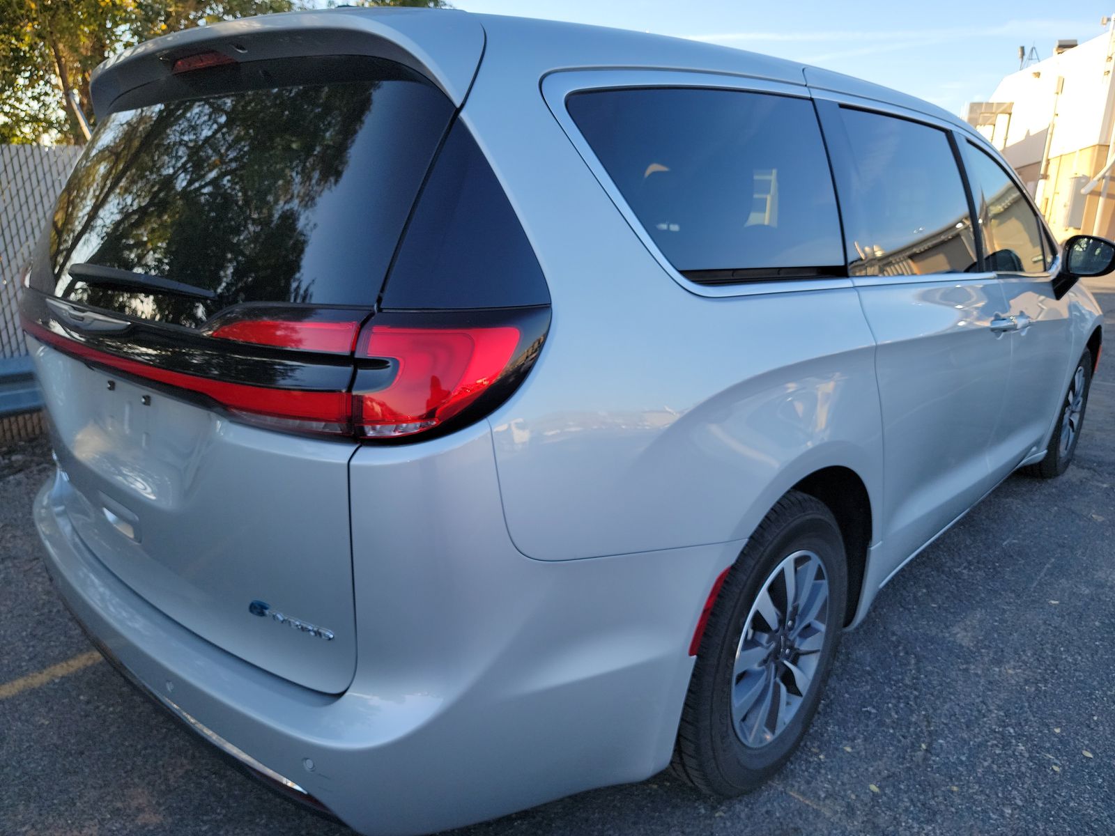 2024 Chrysler Pacifica Hybrid Select FWD