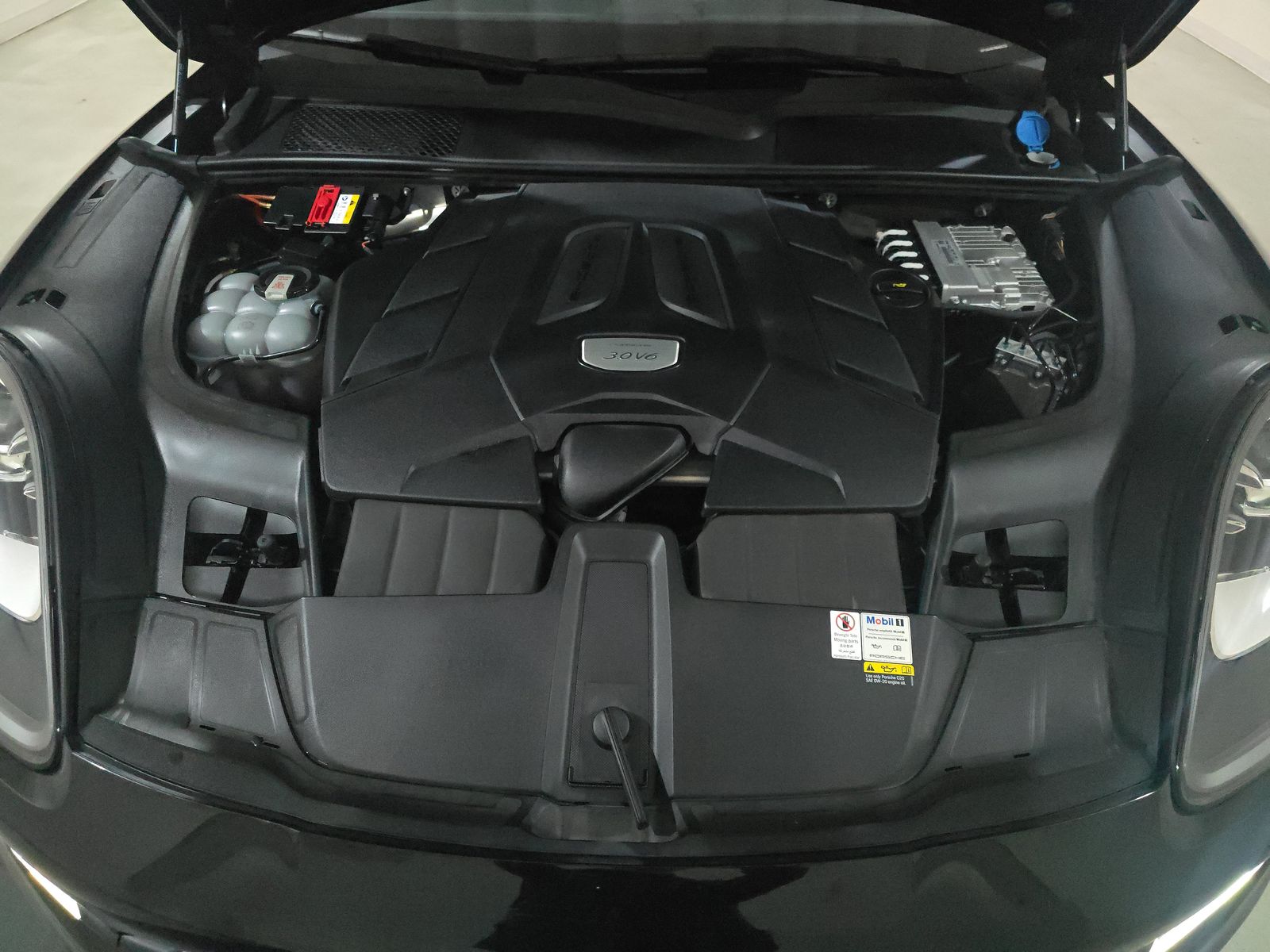 2022 Porsche Cayenne Platinum Edition AWD