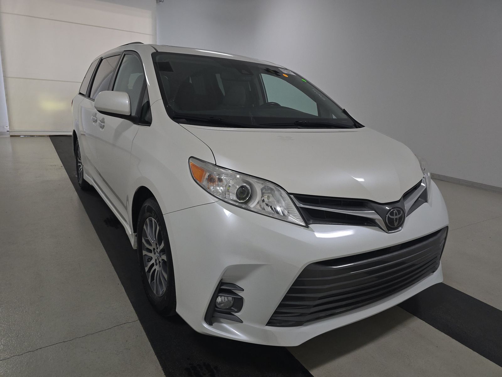 2020 Toyota Sienna XLE FWD