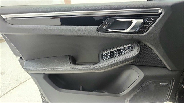 2025 Porsche Macan Base AWD