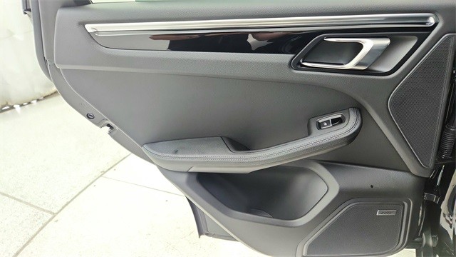 2025 Porsche Macan Base AWD