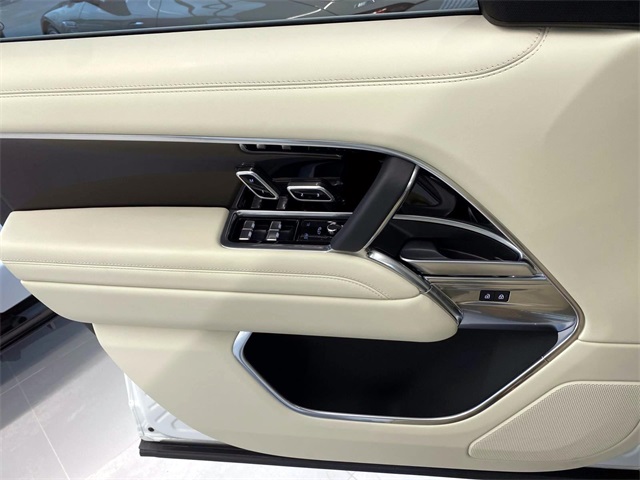 2025 Land Rover Range Rover SE LWB AWD