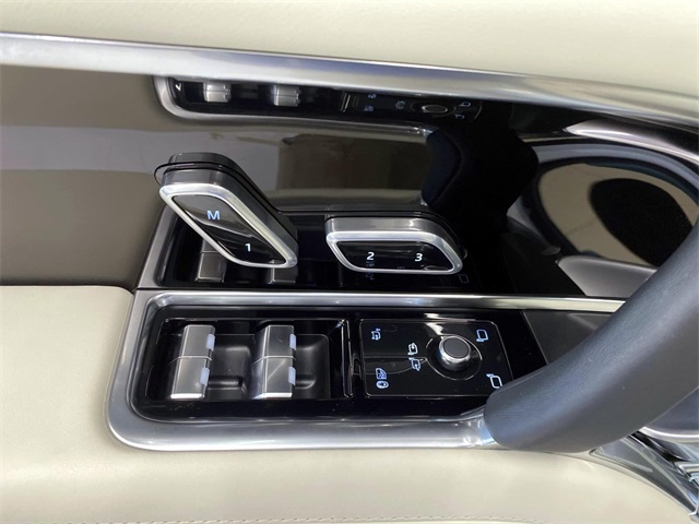 2025 Land Rover Range Rover SE LWB AWD