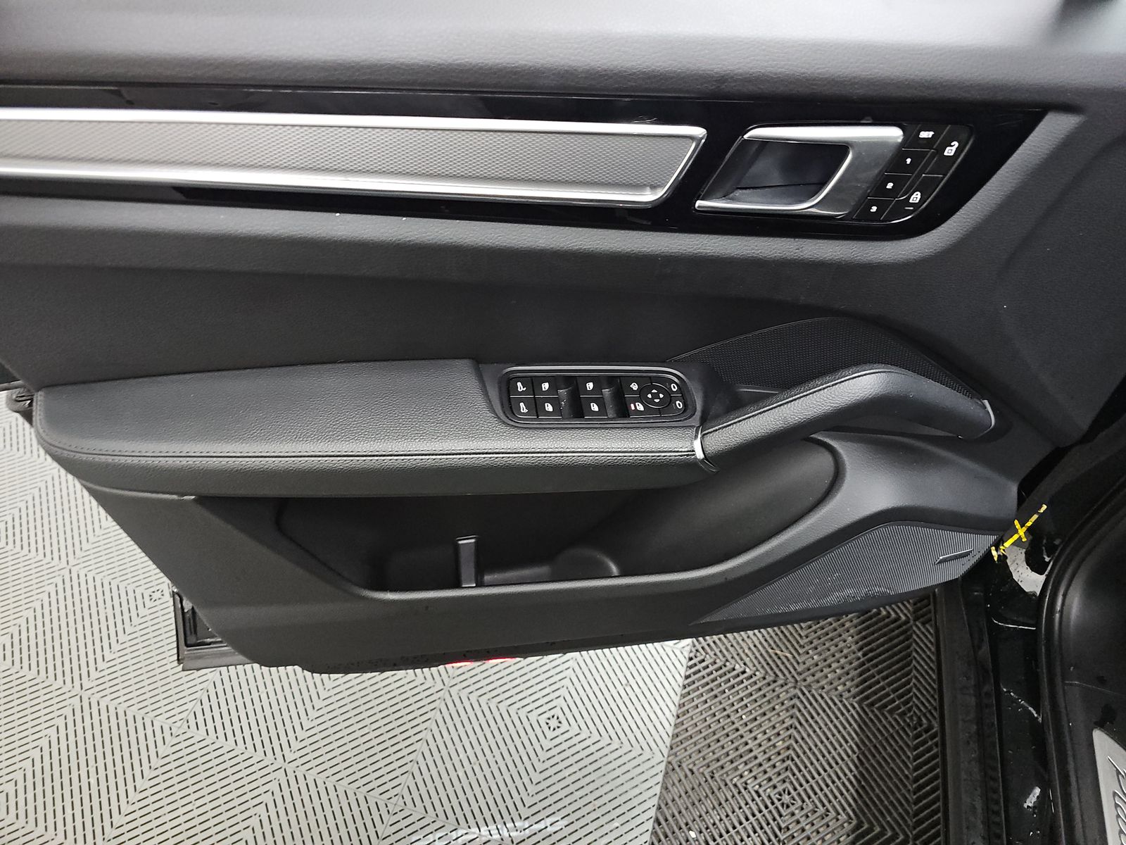 2023 Porsche Cayenne Platinum Edition AWD