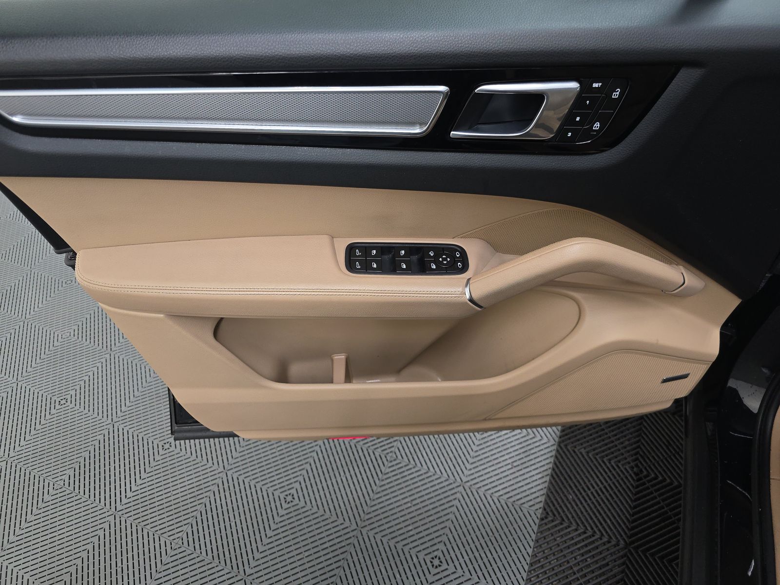 2023 Porsche Cayenne Platinum Edition AWD