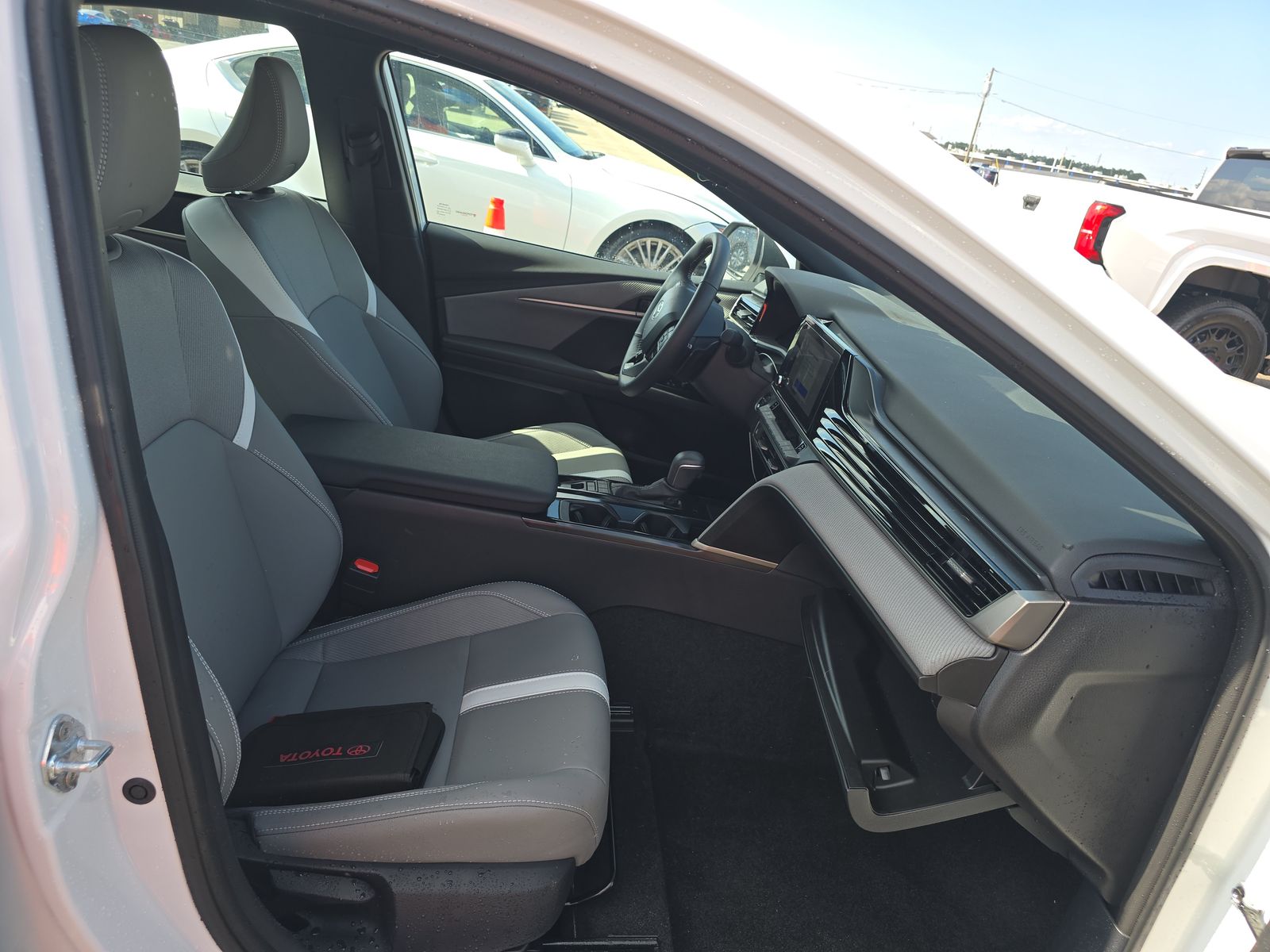 2025 Toyota Camry SE FWD