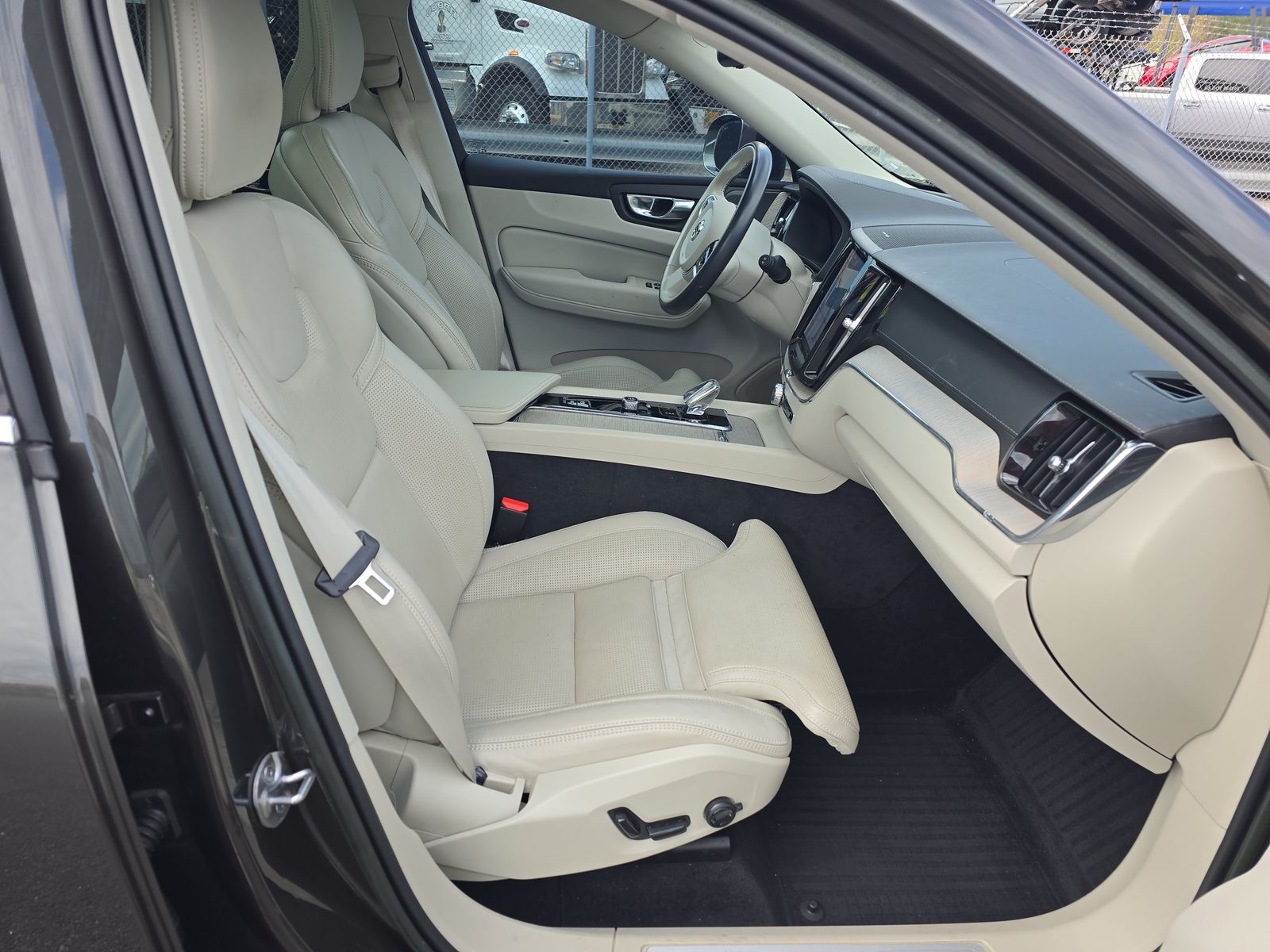 2022 Volvo XC60 B5 Inscription FWD