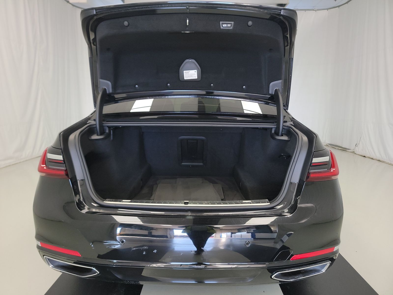 2022 BMW 7 Series 740i RWD