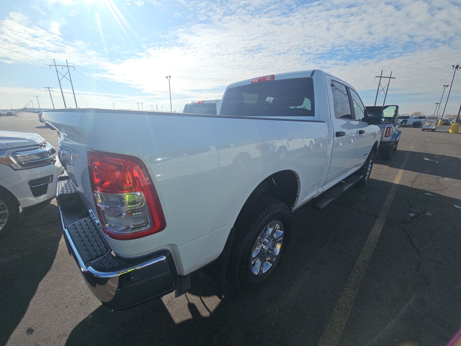 2023 DODGE RAM 2500 BIG HORN DIESEL WHITE SHORT BED SINGLE - Image 4