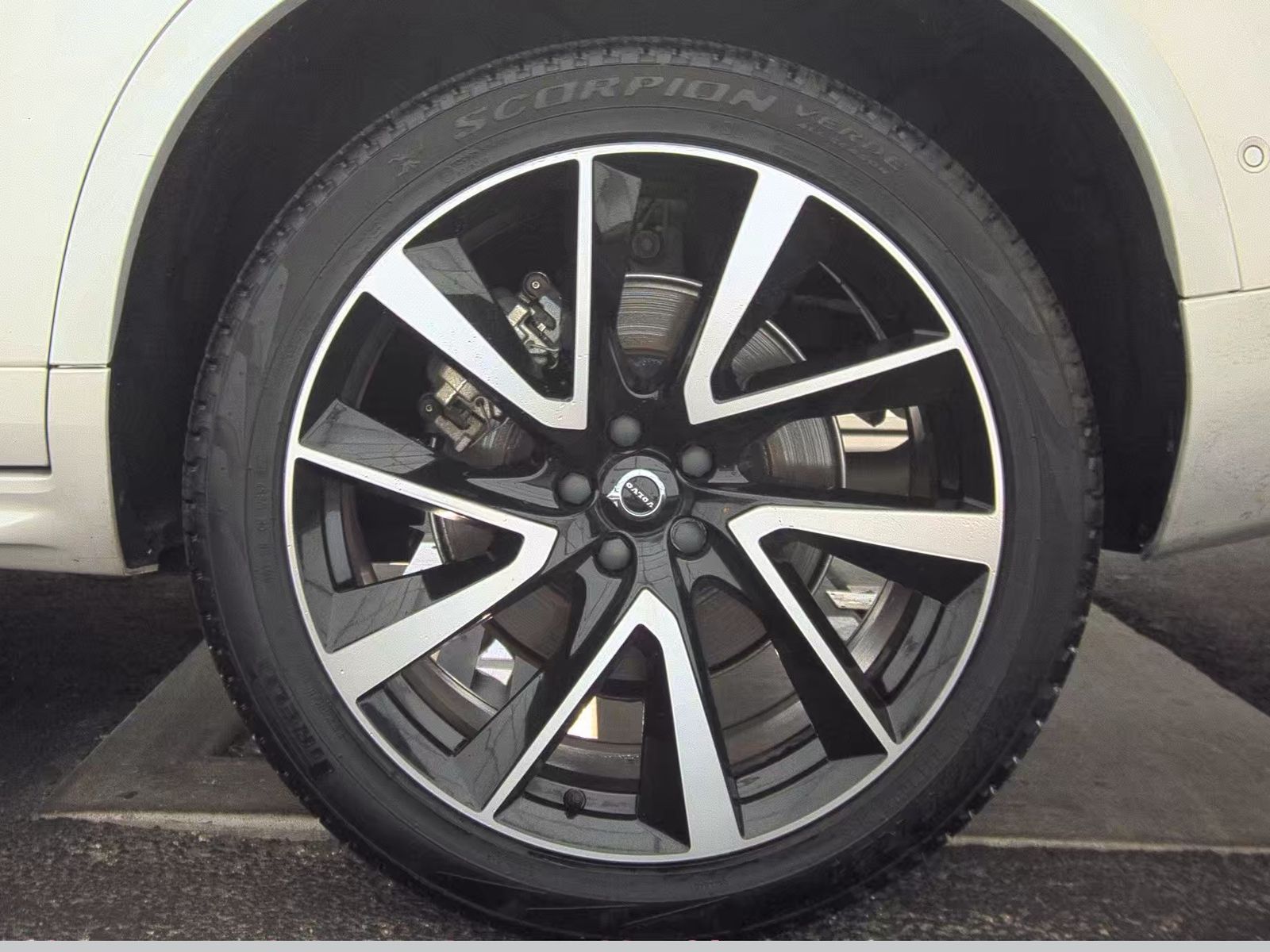 2024 Volvo XC90 B5 Plus AWD