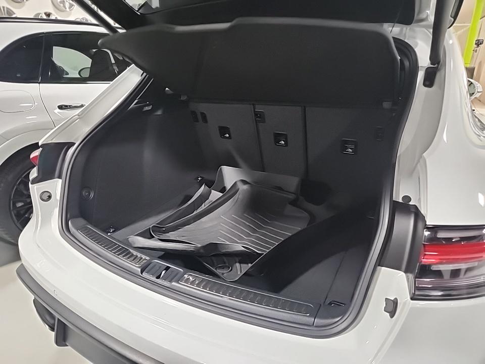 2023 Porsche Macan Base AWD