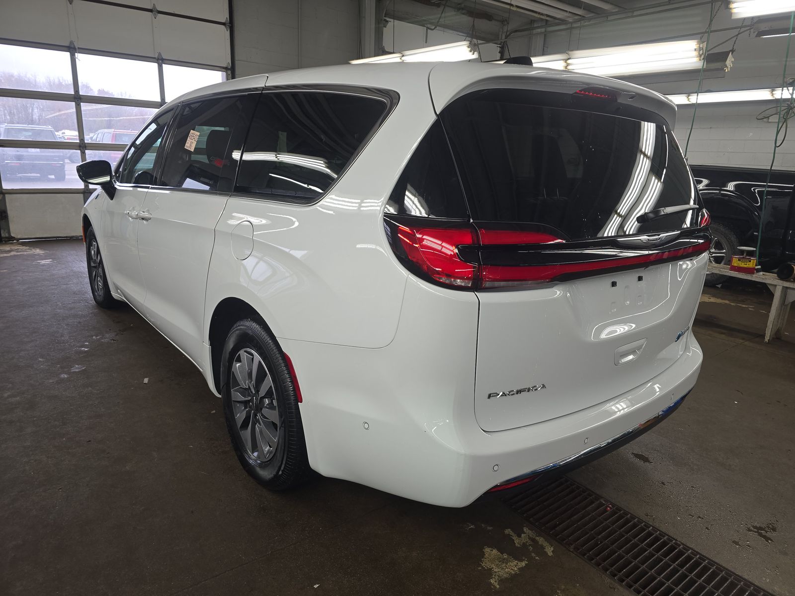 2025 Chrysler Pacifica Hybrid Select FWD