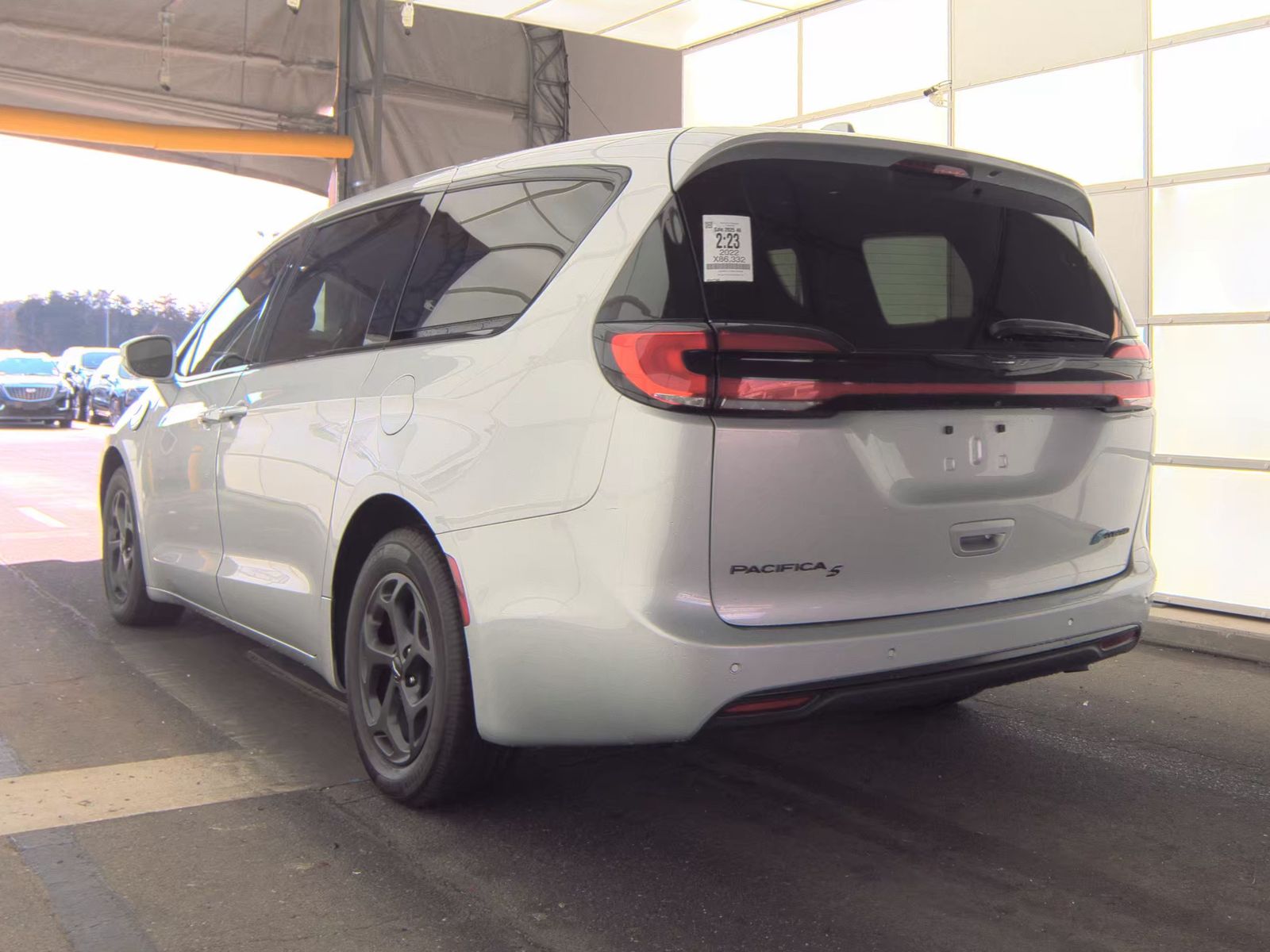 2022 Chrysler Pacifica Hybrid Touring L FWD