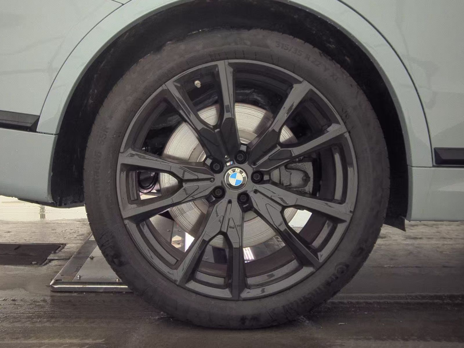 2025 BMW X7 M60i AWD