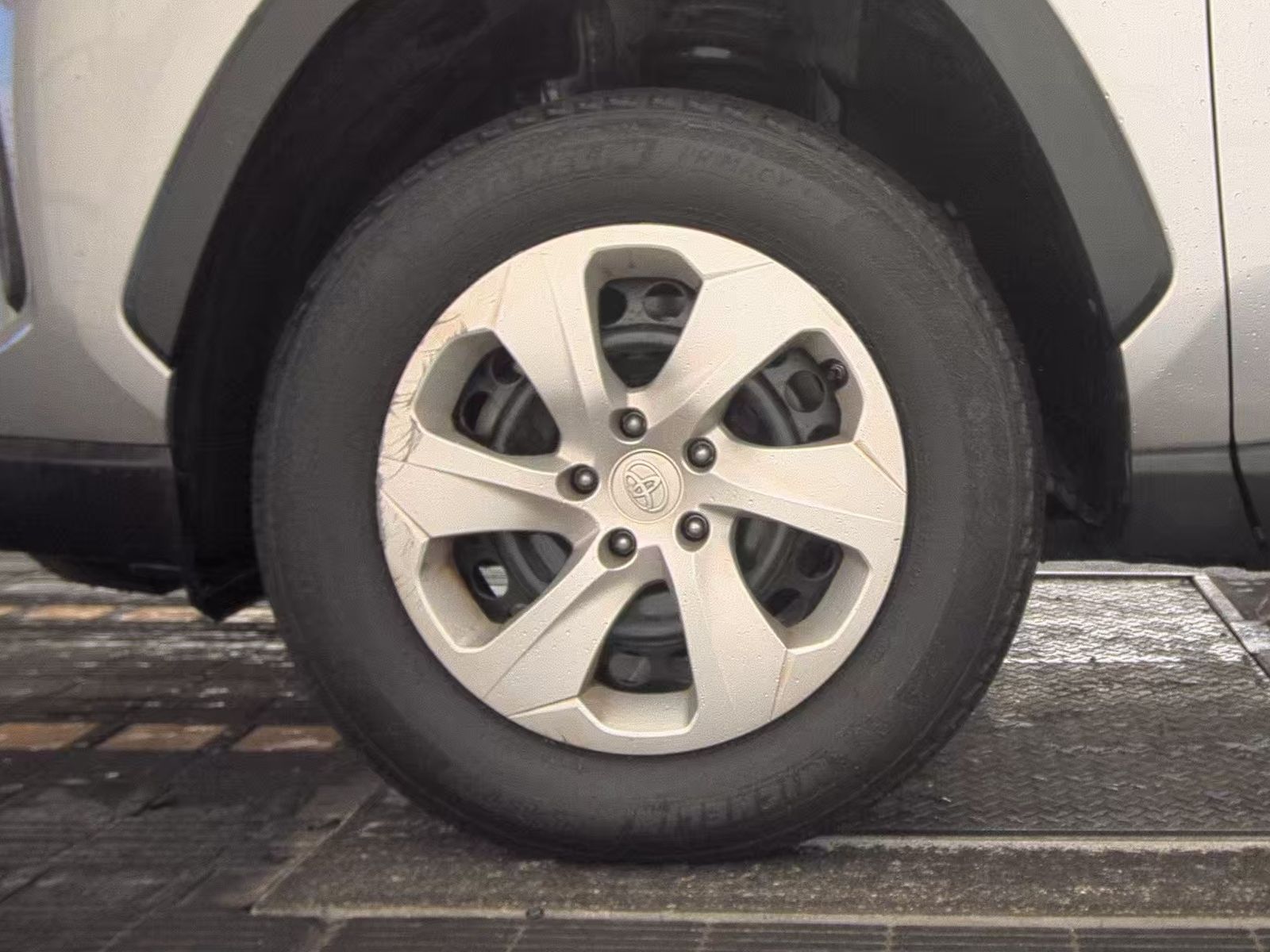 2023 Toyota RAV4 LE FWD