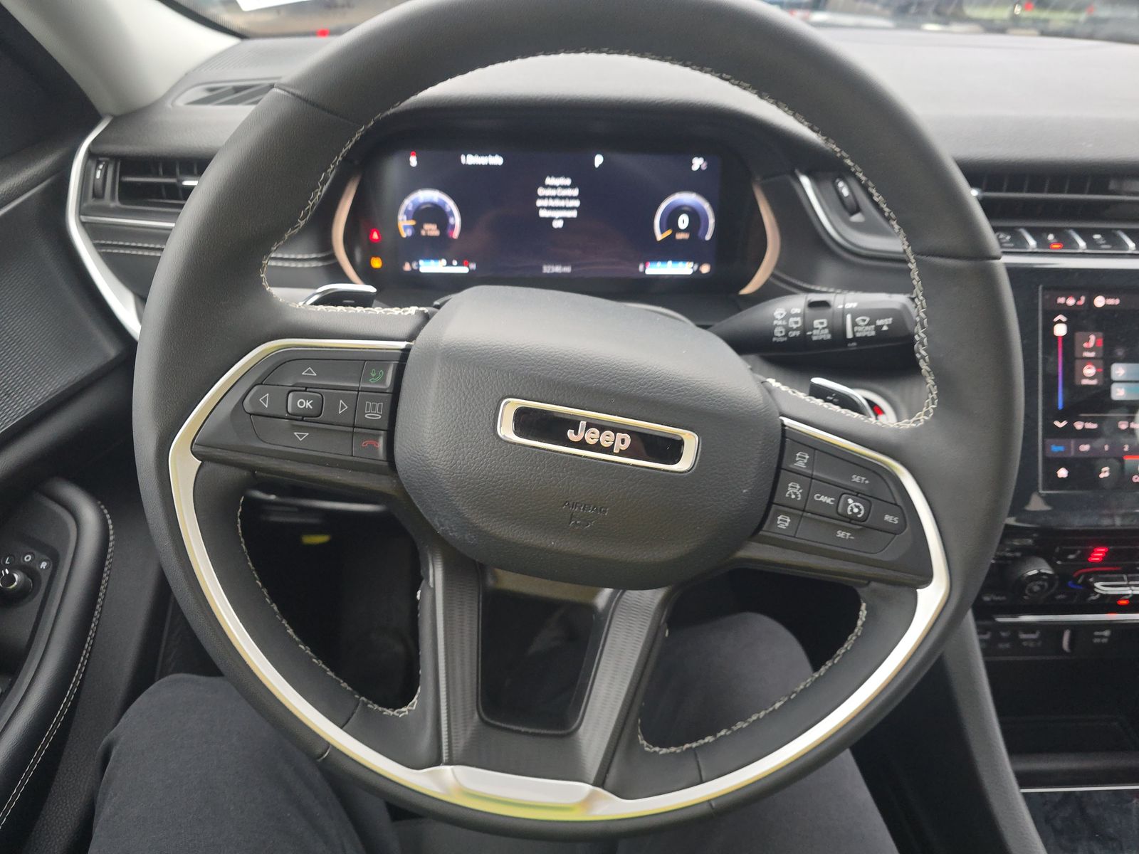 2023 Jeep Grand Cherokee Laredo AWD