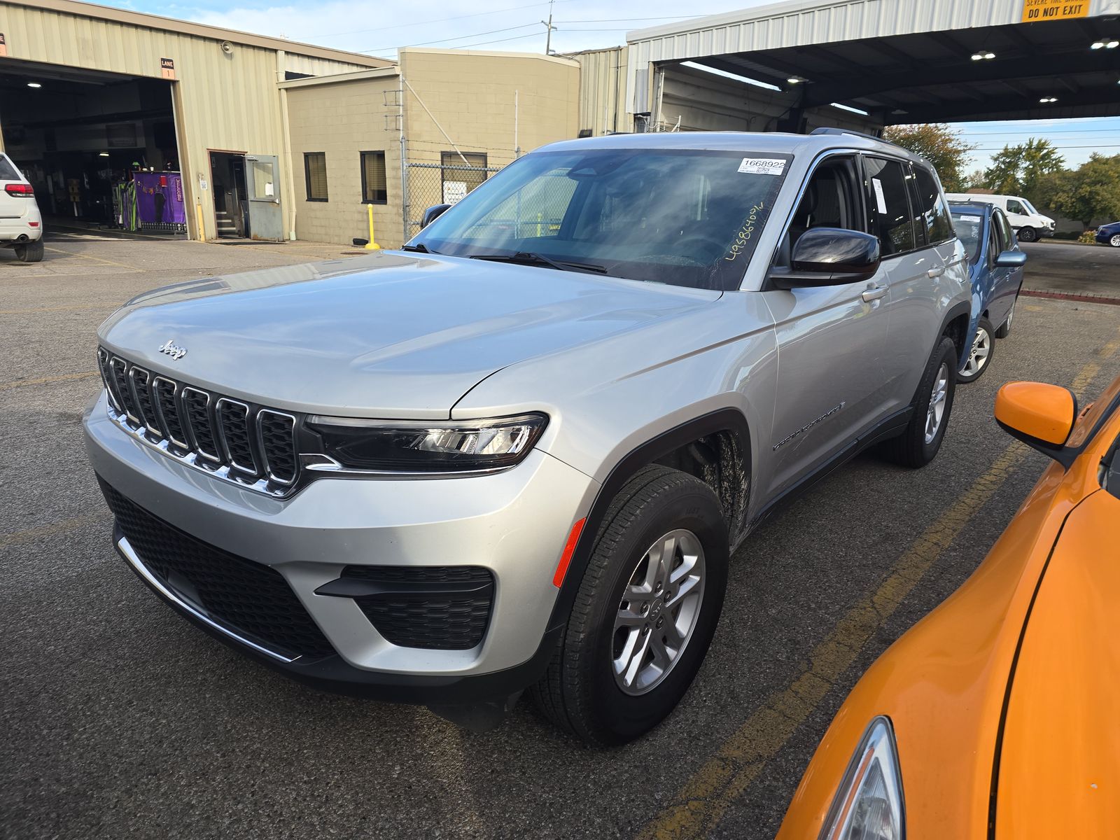 2023 Jeep Grand Cherokee Laredo AWD