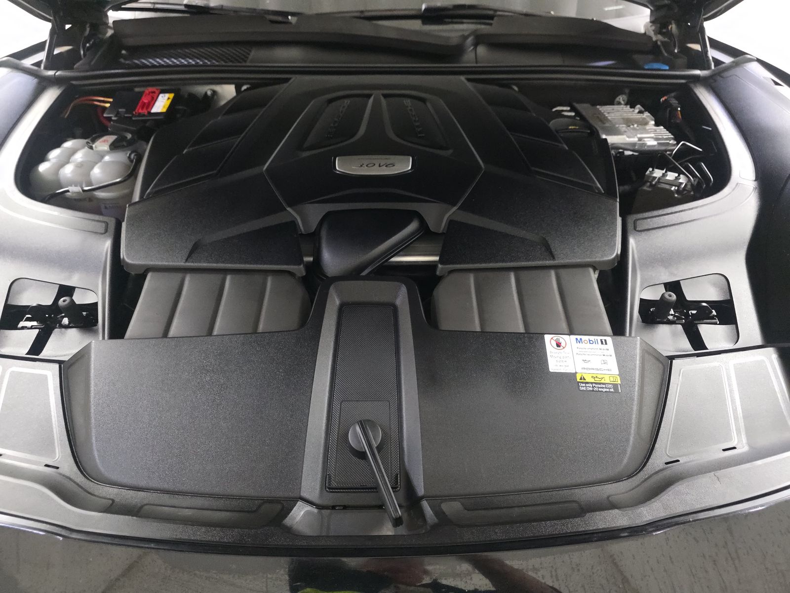 2022 Porsche Cayenne Platinum Edition AWD