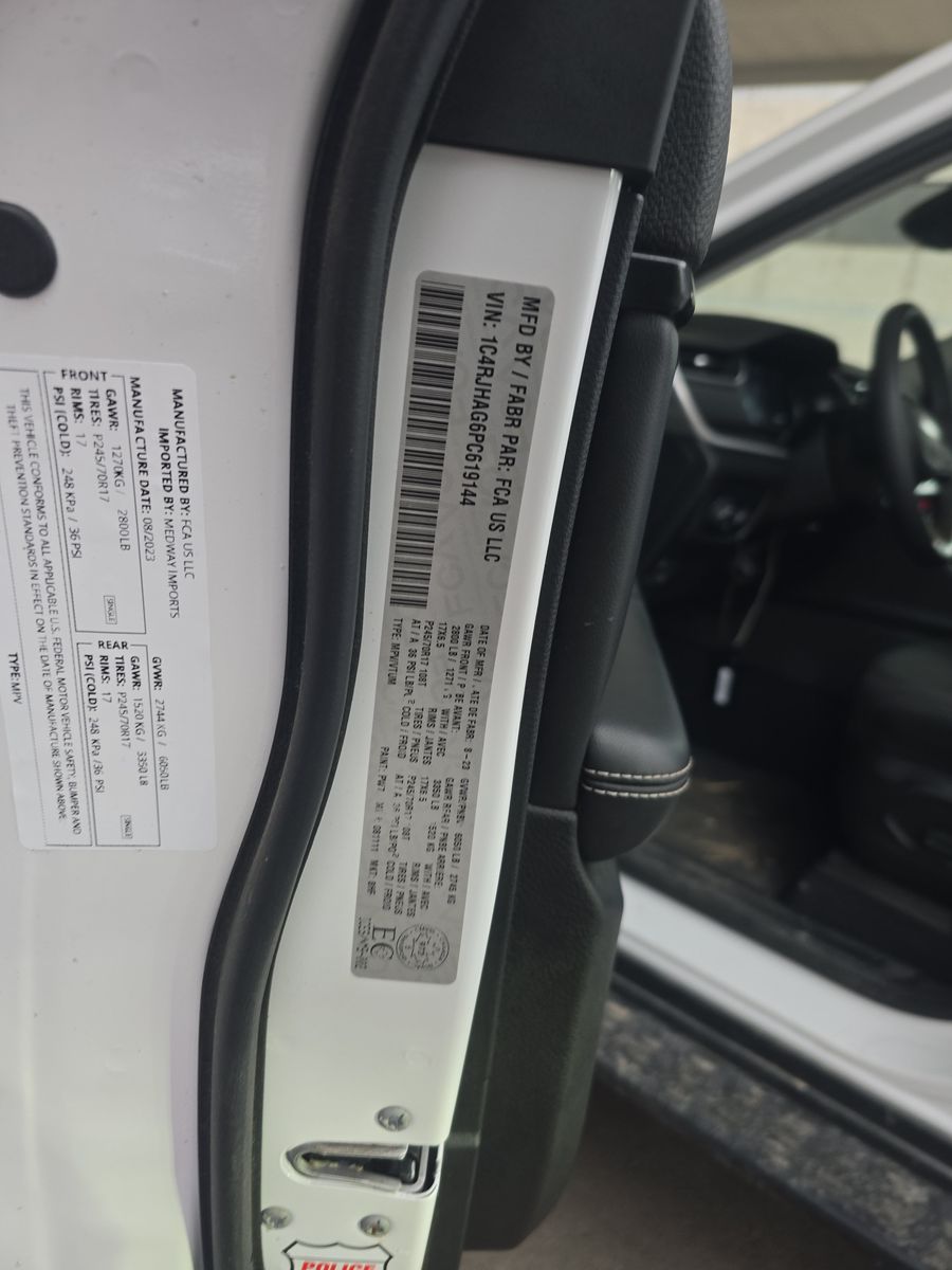 2023 Jeep Grand Cherokee Laredo AWD