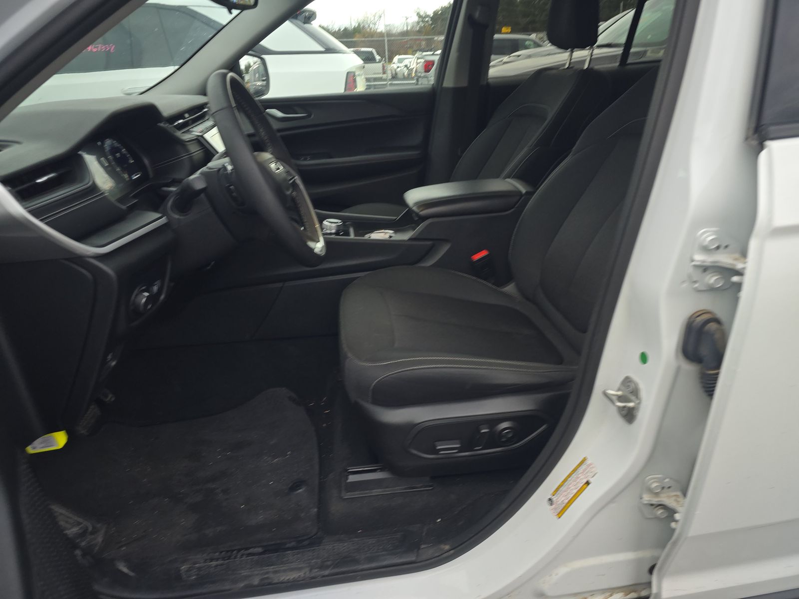 2023 Jeep Grand Cherokee Laredo AWD