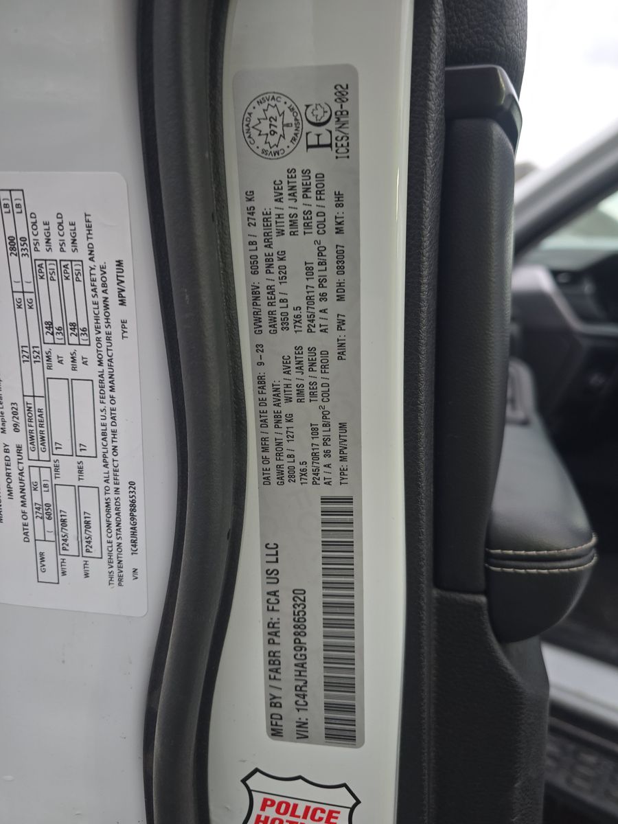 2023 Jeep Grand Cherokee Laredo AWD