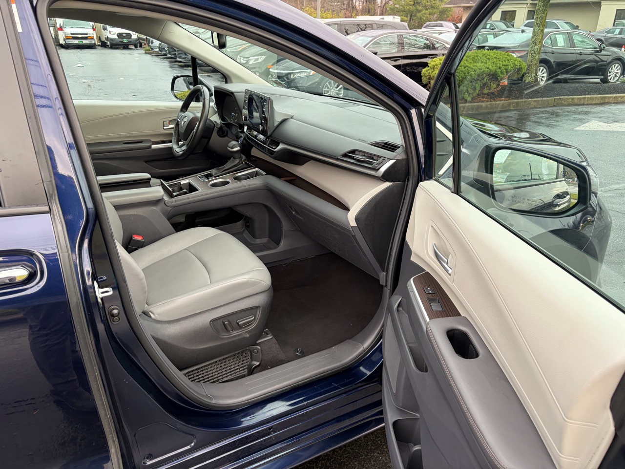 2024 Toyota Sienna XLE FWD