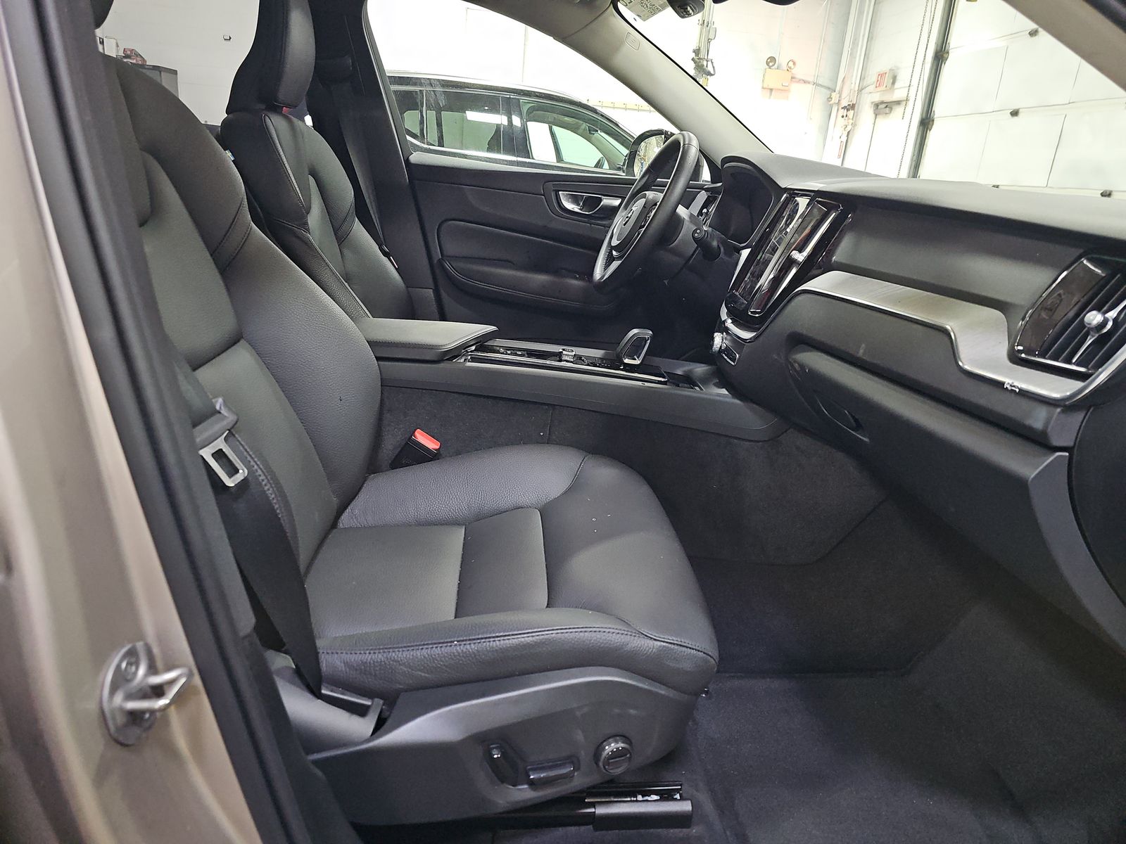 2025 Volvo XC60 B5 Plus AWD