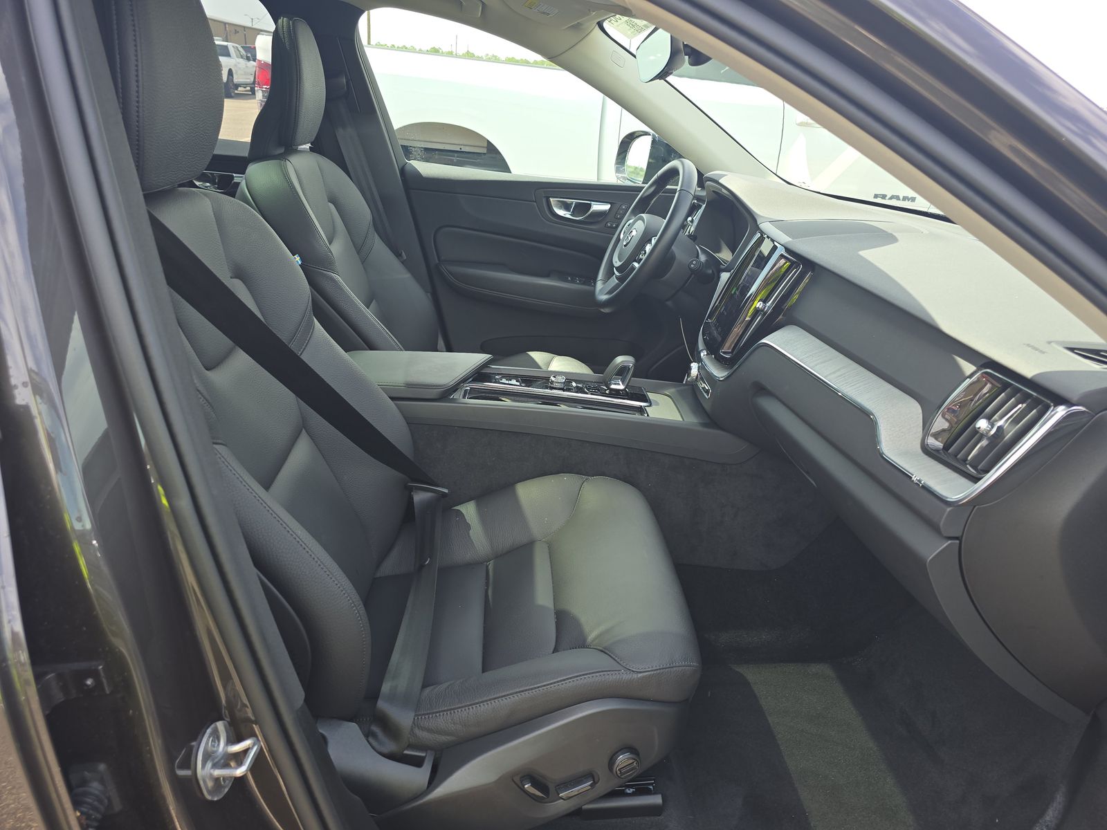 2025 Volvo XC60 B5 Plus AWD