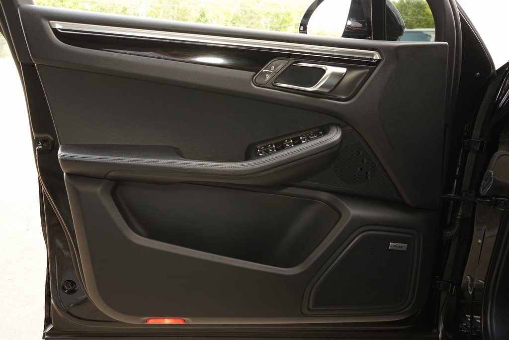 2022 Porsche Macan Base AWD