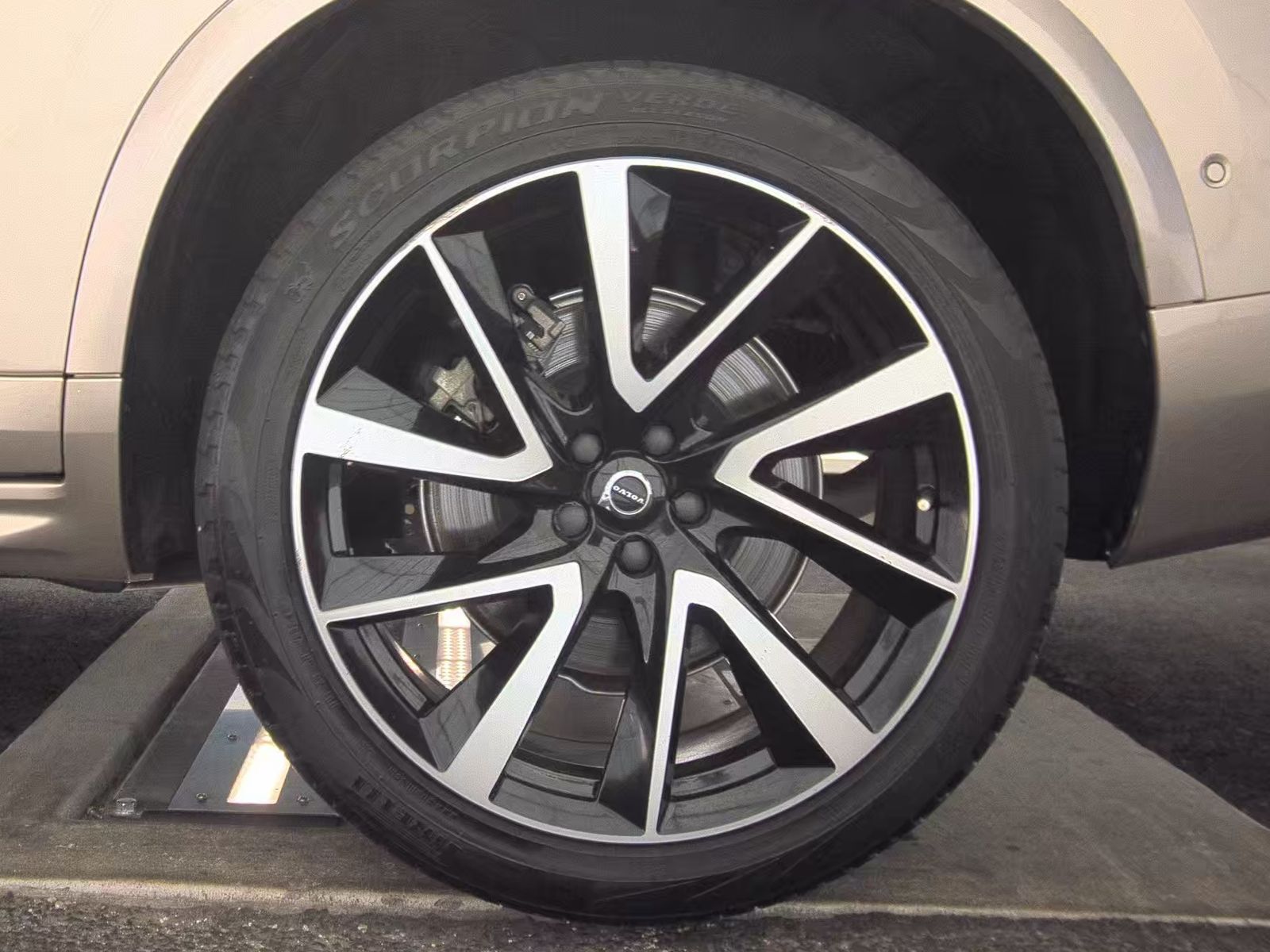 2024 Volvo XC90 B5 Plus AWD