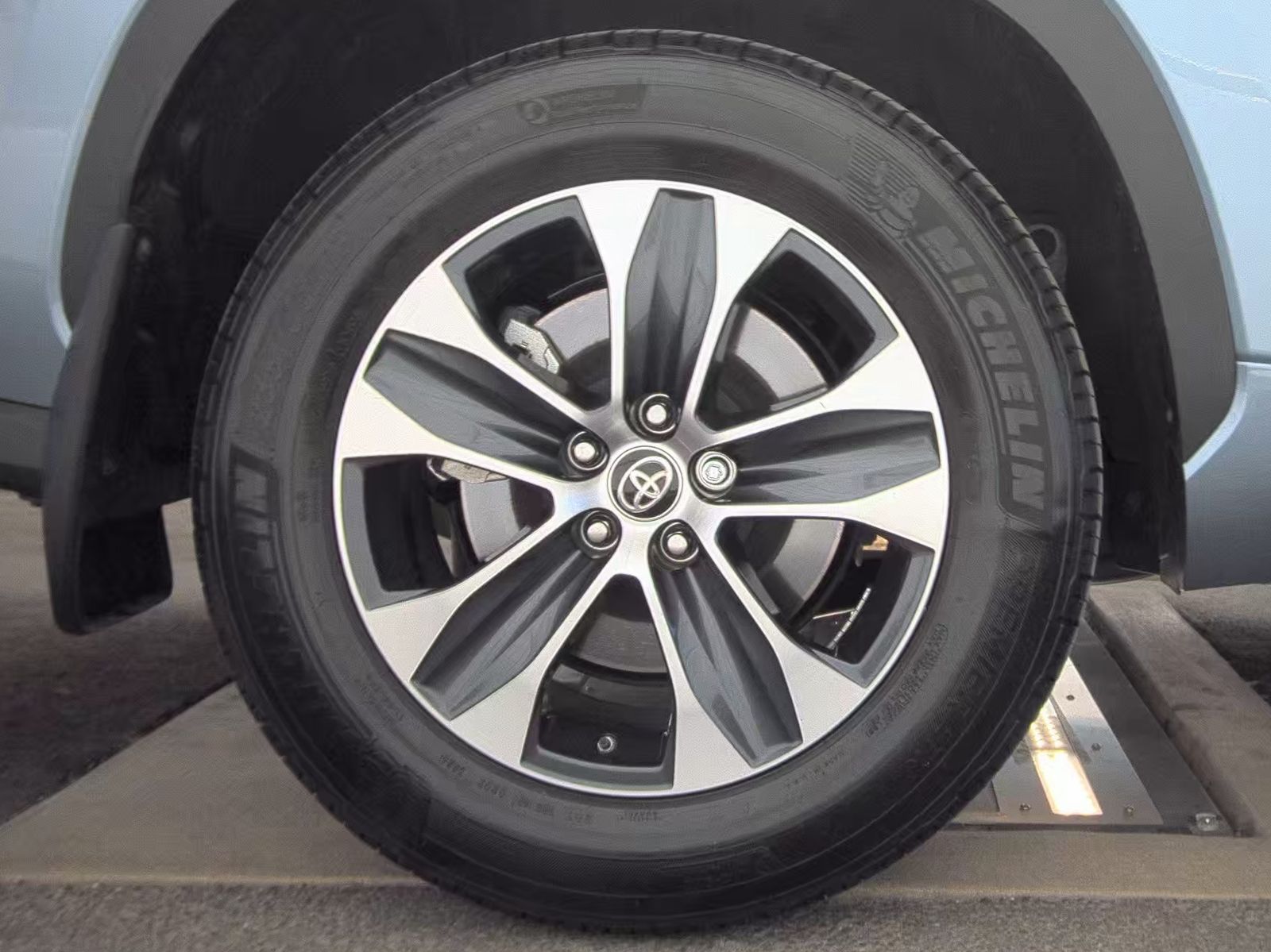 2024 Toyota Highlander XLE FWD