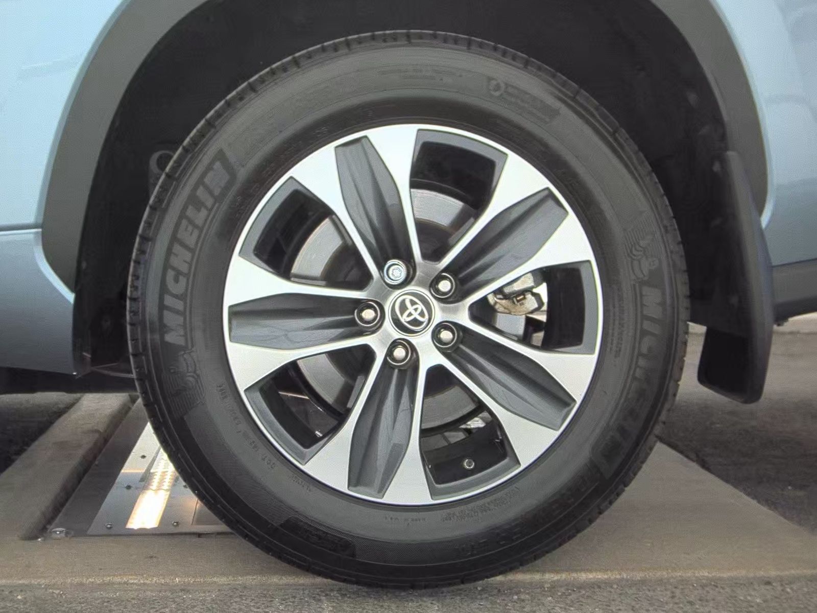 2024 Toyota Highlander XLE FWD