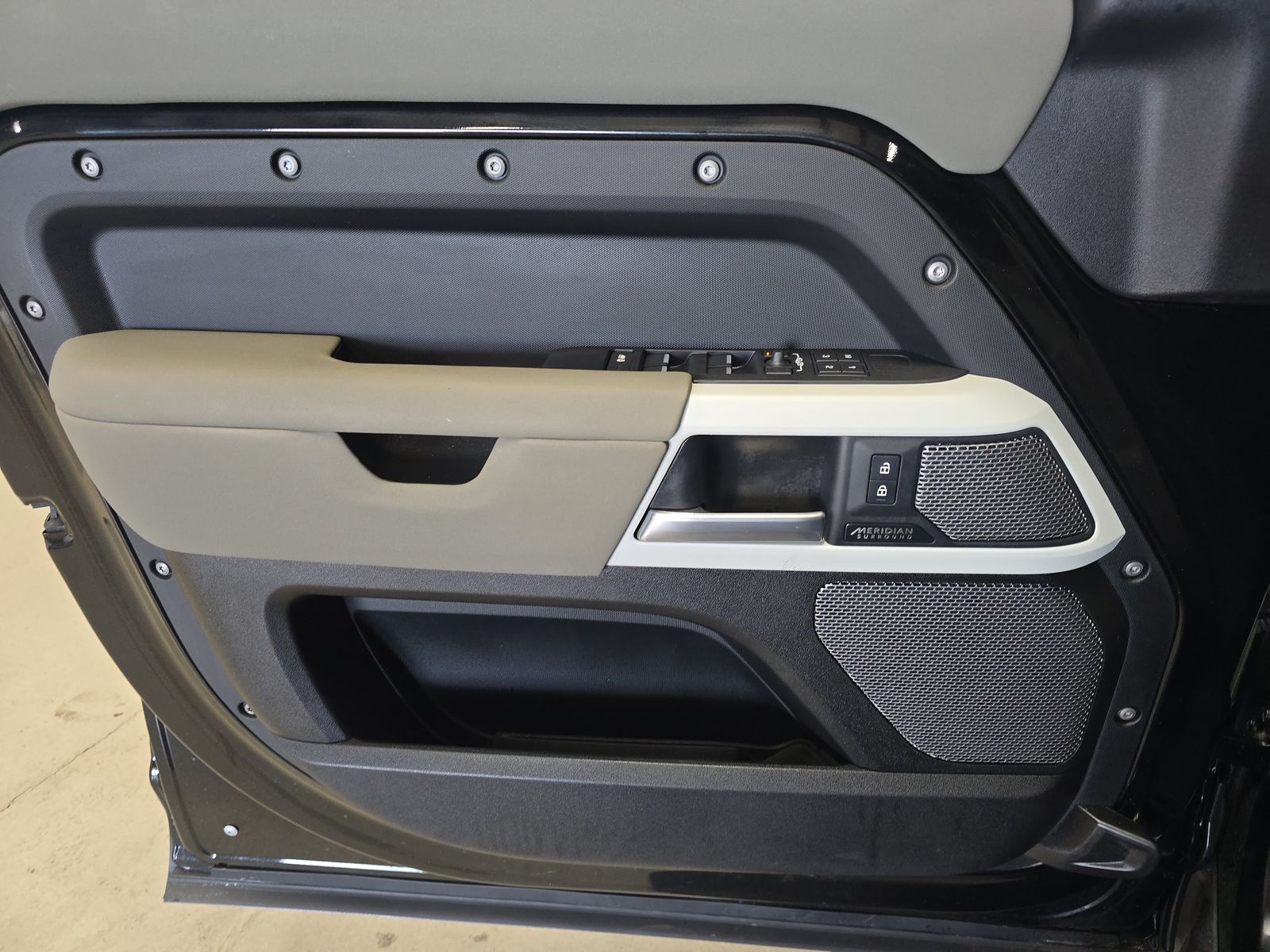 2023 Land Rover Defender 110 SE AWD