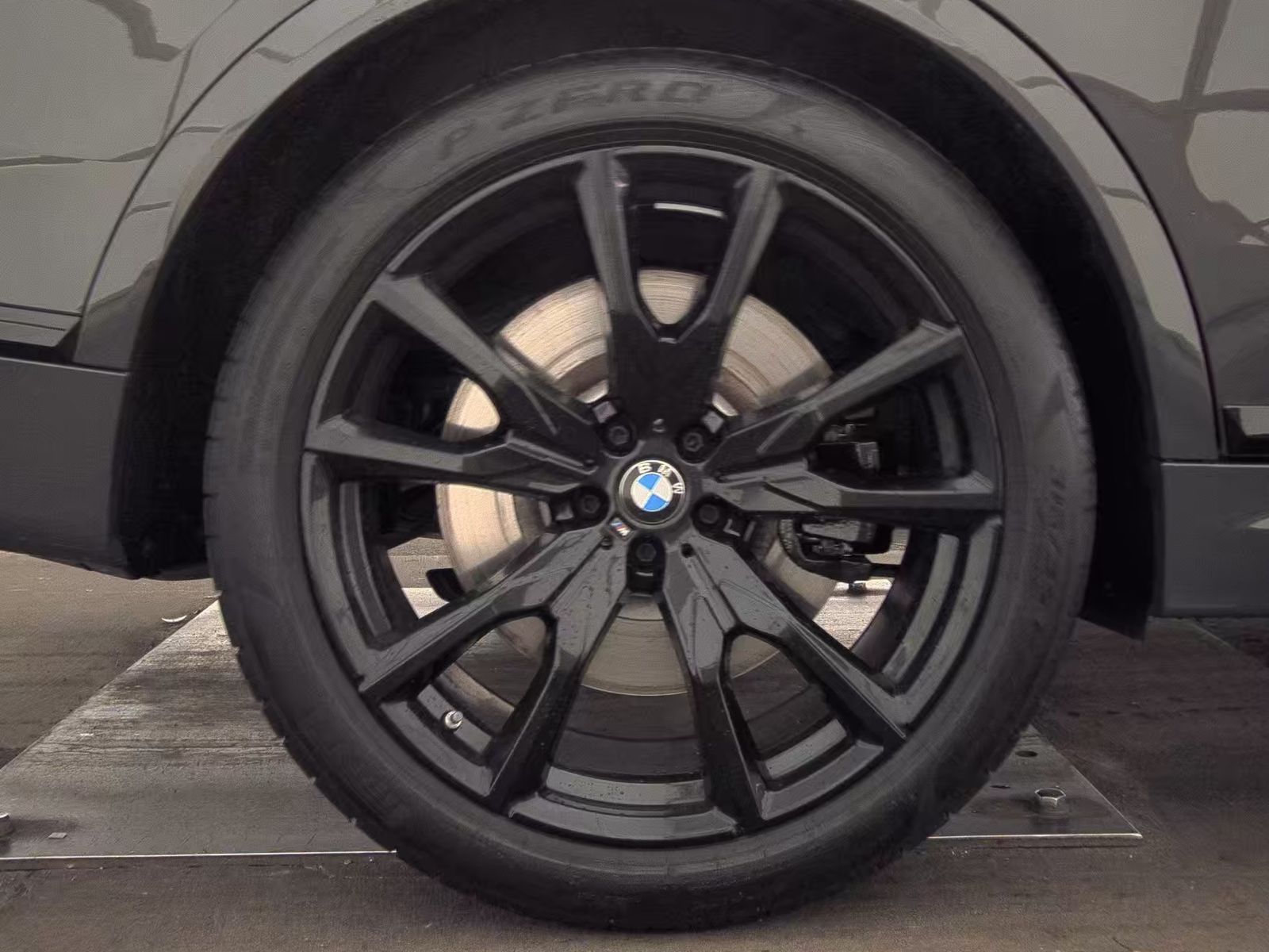 2025 BMW X7 M60i AWD